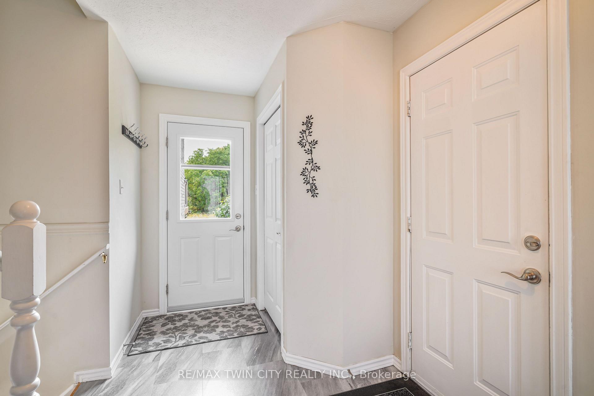 Photo 5 of 26 MacPherson Drive, Brant, Paris — HOMEH