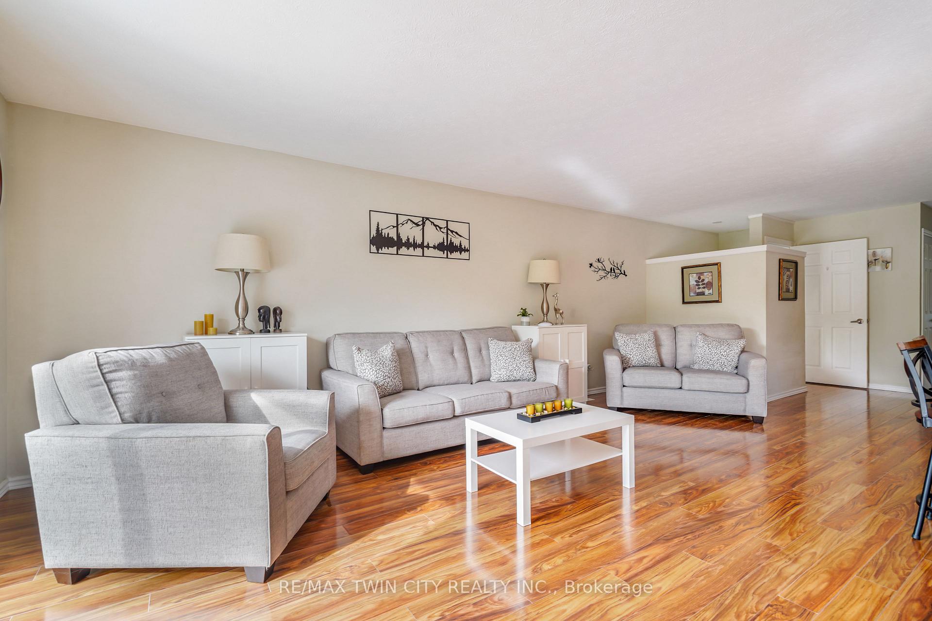 Photo 7 of 26 MacPherson Drive, Brant, Paris — HOMEH