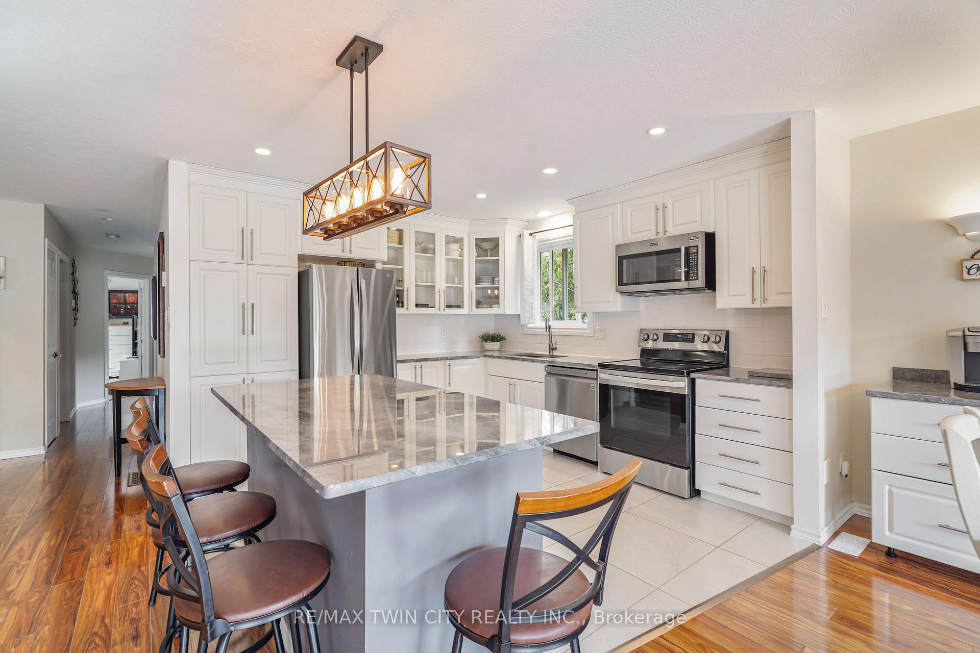 Photo 10 of 26 MacPherson Drive, Brant, Paris — HOMEH