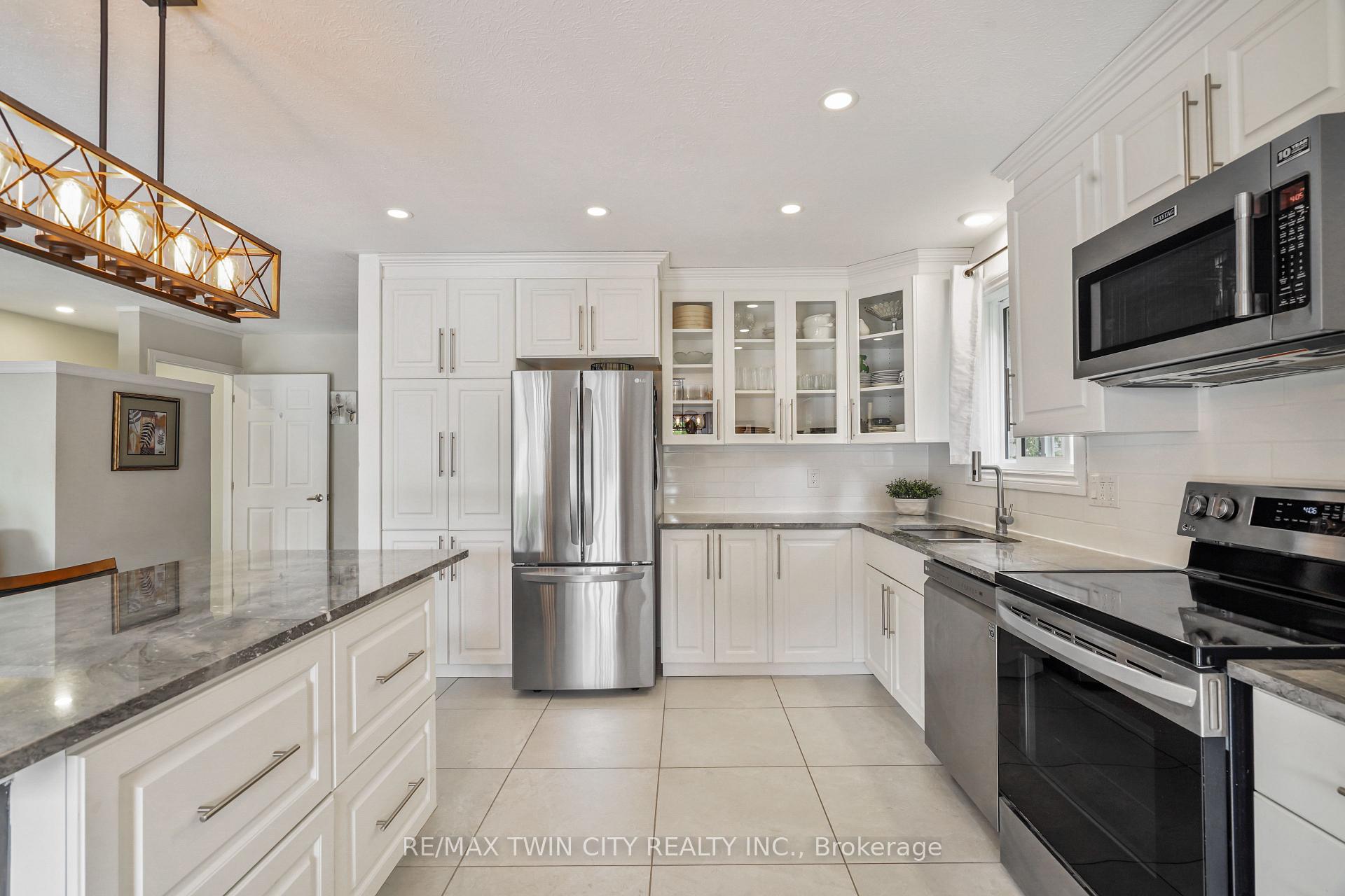 Photo 11 of 26 MacPherson Drive, Brant, Paris — HOMEH
