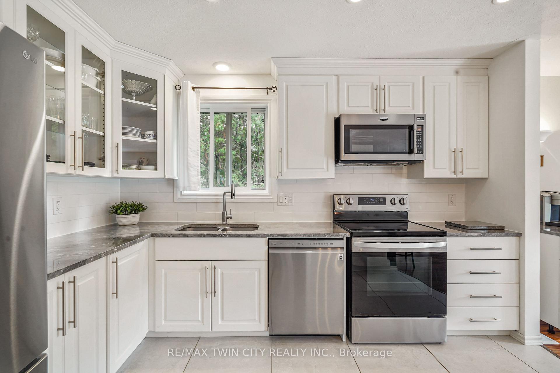 Photo 12 of 26 MacPherson Drive, Brant, Paris — HOMEH