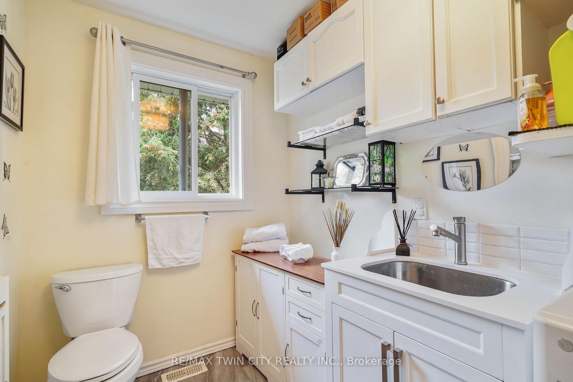 Photo 14 of 26 MacPherson Drive, Brant, Paris — HOMEH