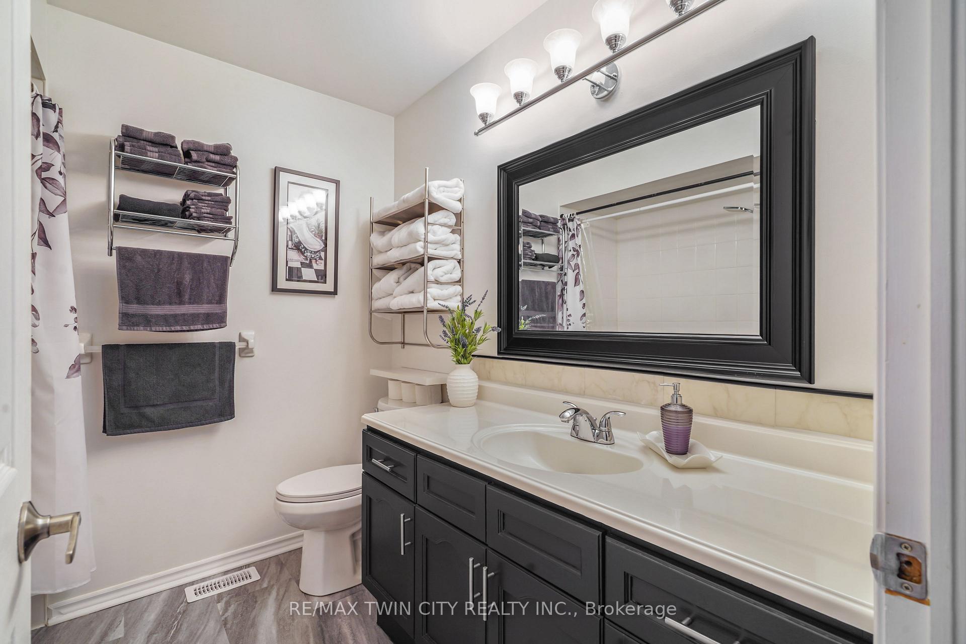Photo 15 of 26 MacPherson Drive, Brant, Paris — HOMEH