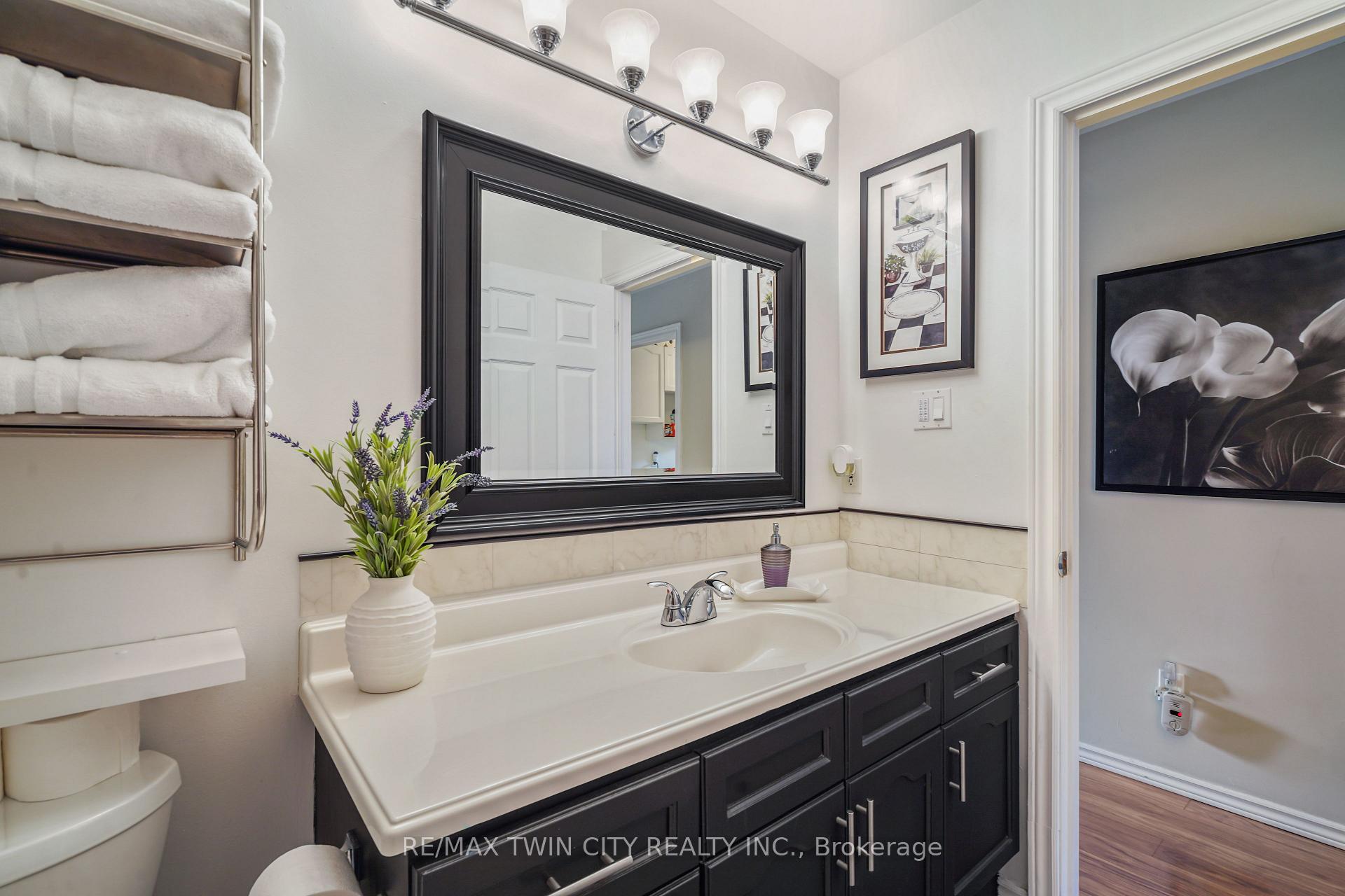 Photo 16 of 26 MacPherson Drive, Brant, Paris — HOMEH