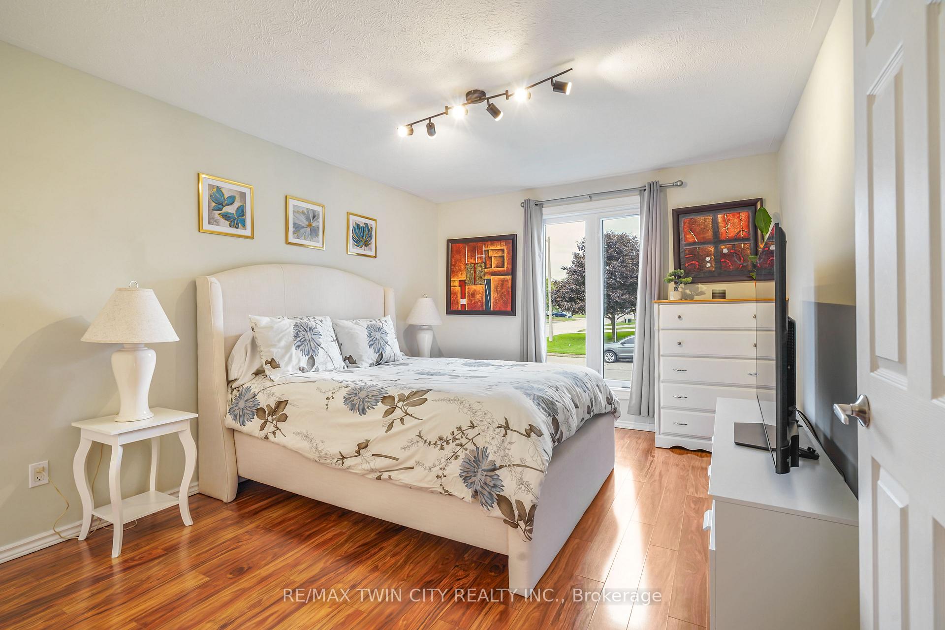 Photo 19 of 26 MacPherson Drive, Brant, Paris — HOMEH