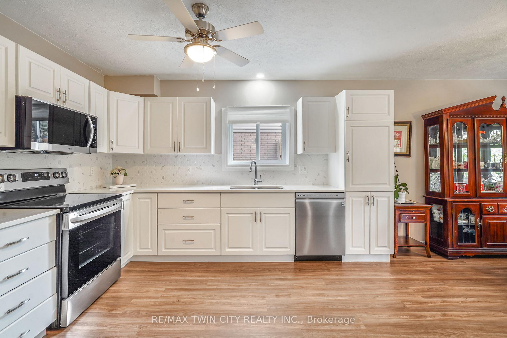 Photo 25 of 26 MacPherson Drive, Brant, Paris — HOMEH