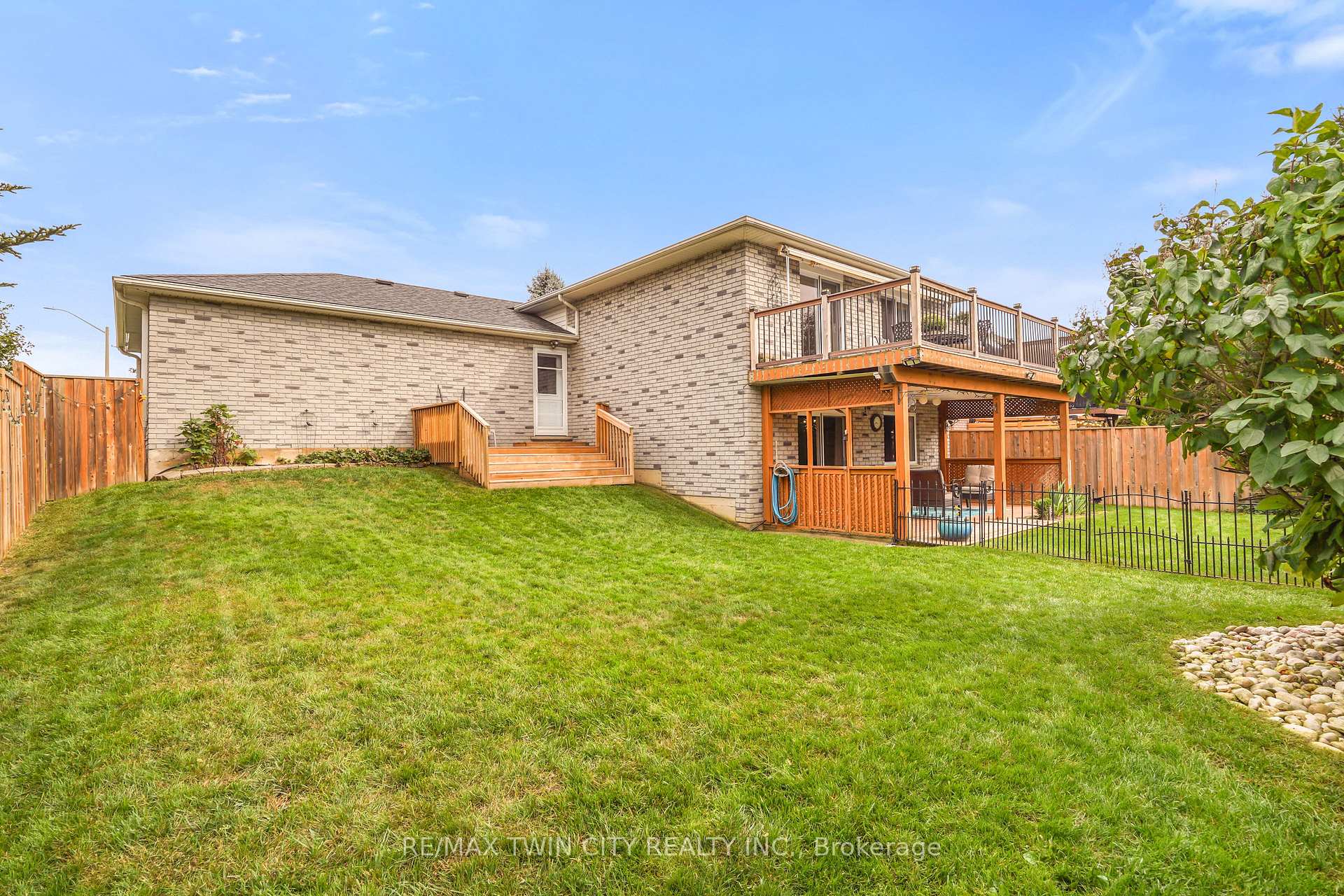Photo 33 of 26 MacPherson Drive, Brant, Paris — HOMEH