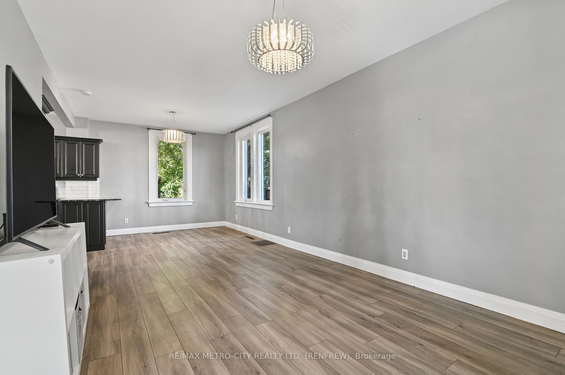 Photo 11 of 450 Barr Street, Renfrew, Renfrew — HOMEH
