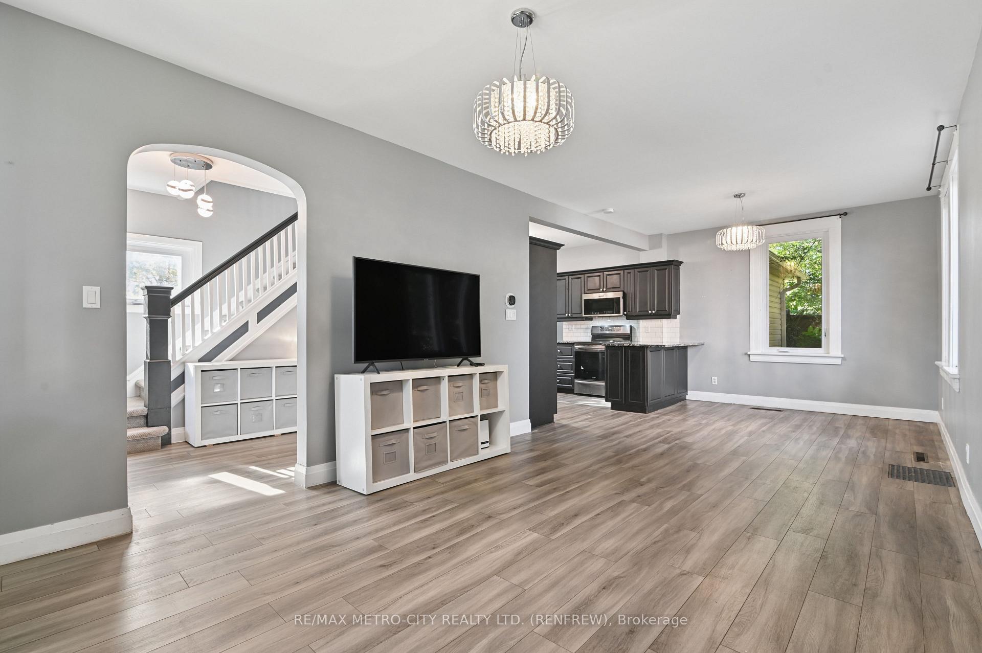 Photo 12 of 450 Barr Street, Renfrew, Renfrew — HOMEH