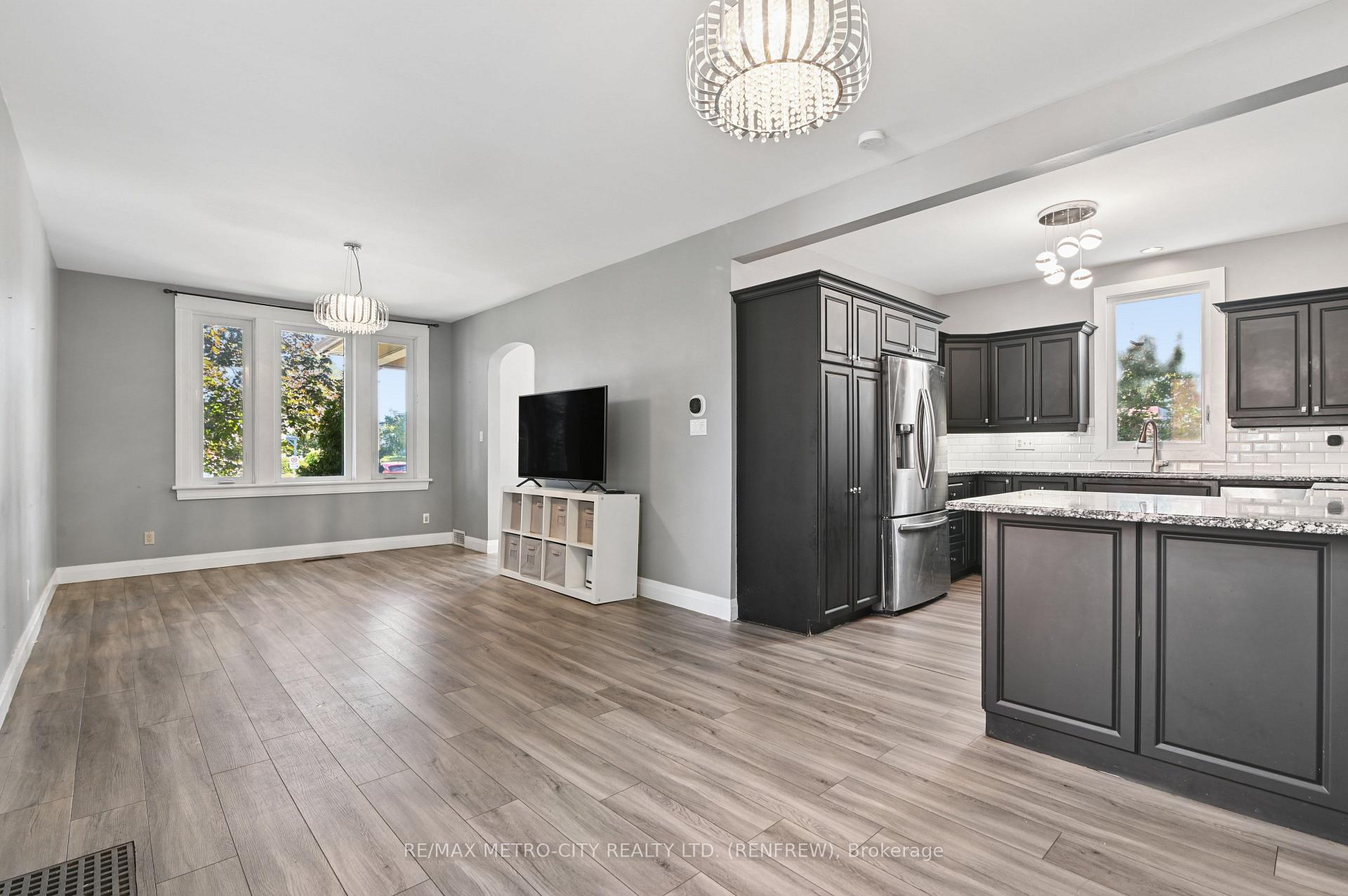 Photo 13 of 450 Barr Street, Renfrew, Renfrew — HOMEH