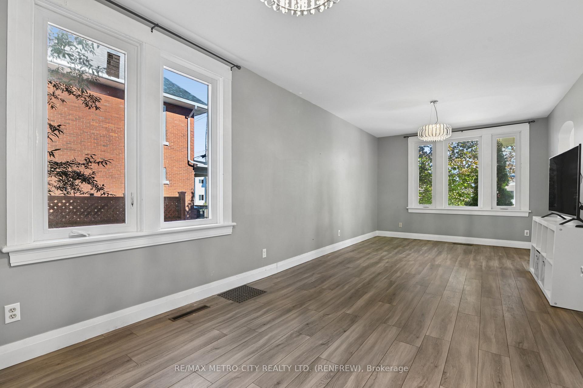 Photo 14 of 450 Barr Street, Renfrew, Renfrew — HOMEH