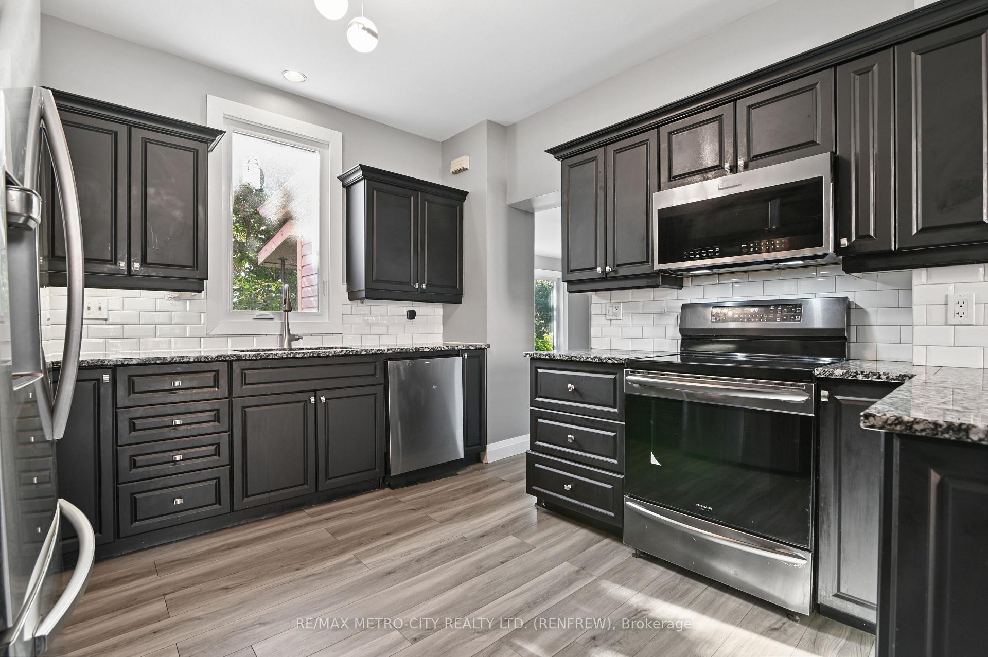 Photo 16 of 450 Barr Street, Renfrew, Renfrew — HOMEH