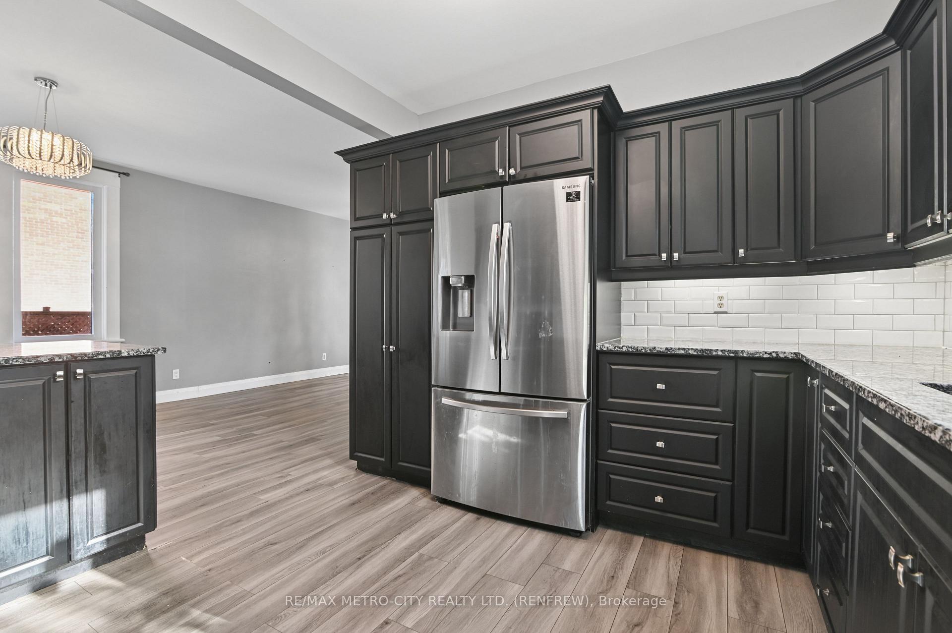 Photo 18 of 450 Barr Street, Renfrew, Renfrew — HOMEH