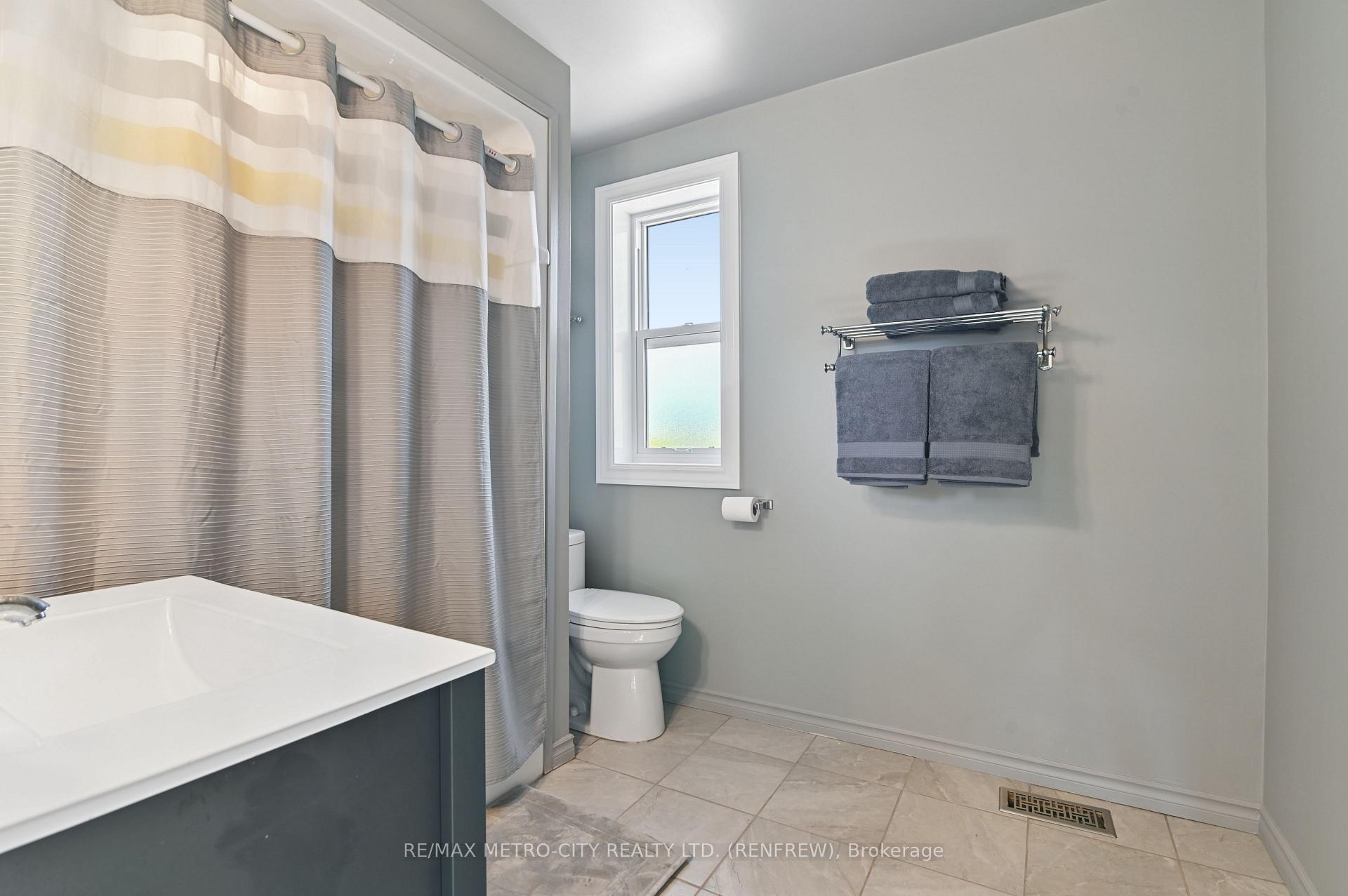 Photo 29 of 450 Barr Street, Renfrew, Renfrew — HOMEH