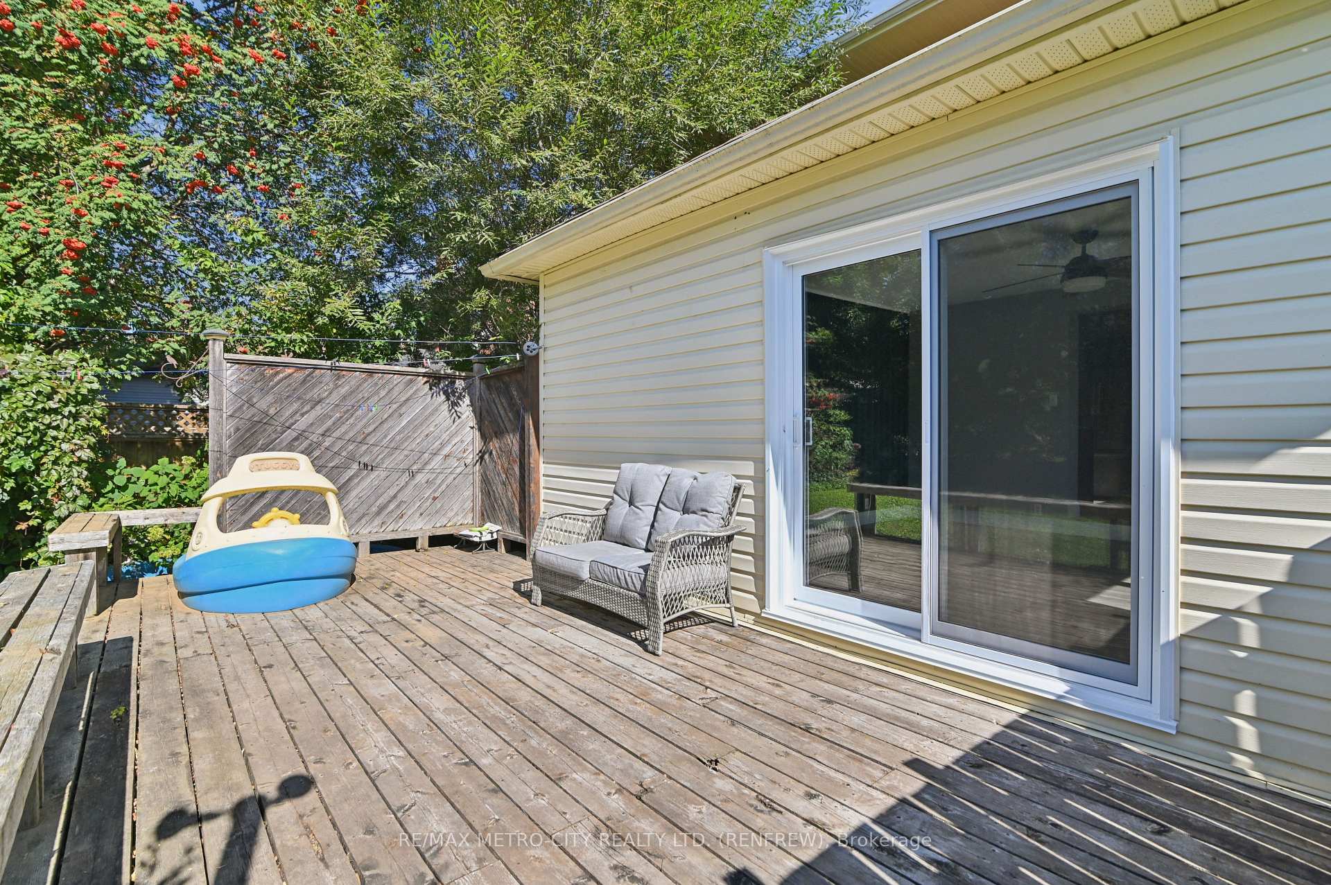 Photo 34 of 450 Barr Street, Renfrew, Renfrew — HOMEH