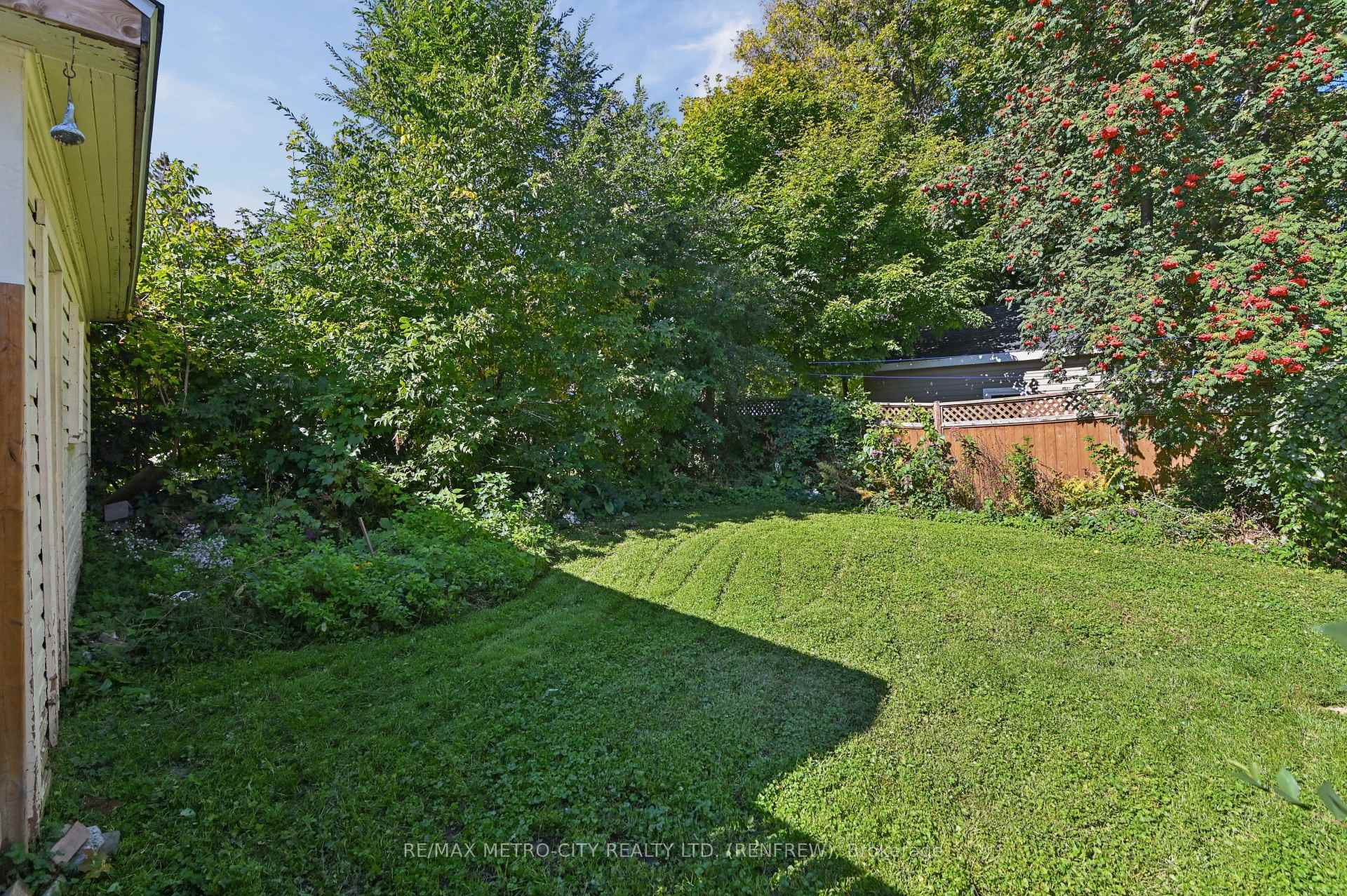 Photo 36 of 450 Barr Street, Renfrew, Renfrew — HOMEH