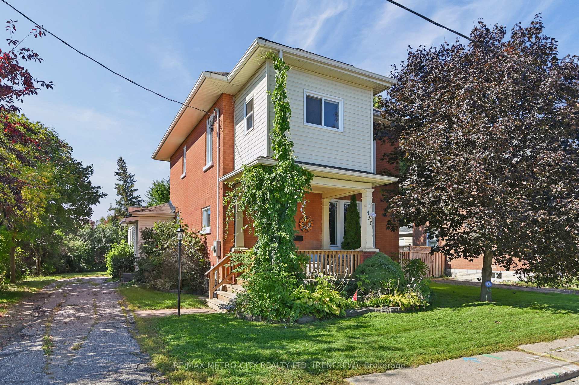 Photo 2 of 450 Barr Street, Renfrew, Renfrew — HOMEH