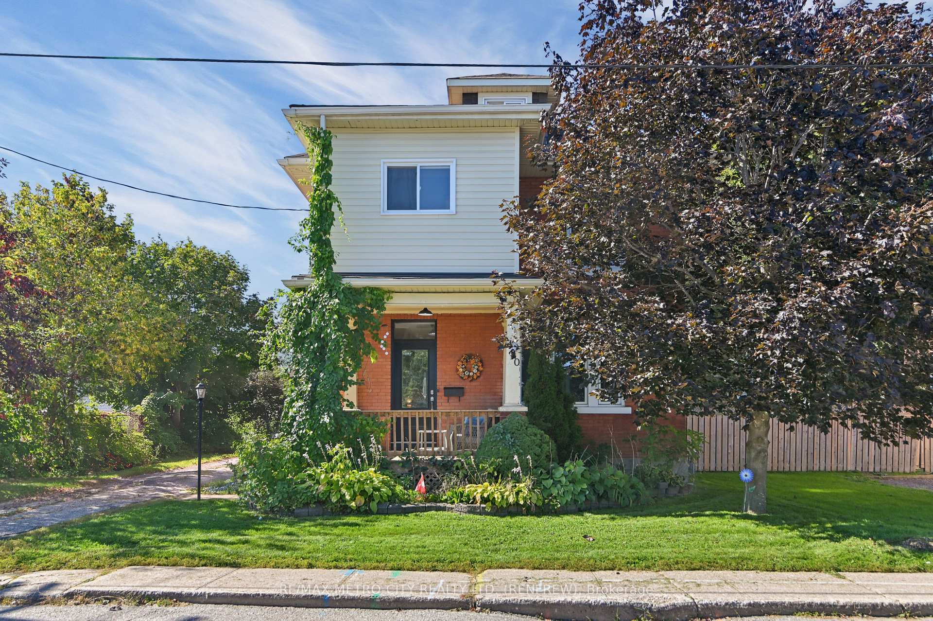Photo 4 of 450 Barr Street, Renfrew, Renfrew — HOMEH