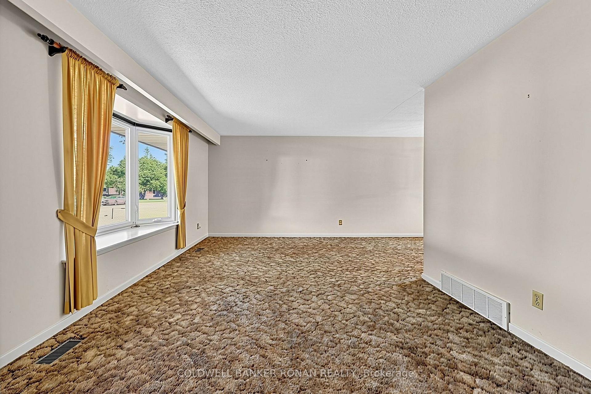 Photo 12 of 13 Grohal Drive, Adjala-Tosorontio, Everett — HOMEH