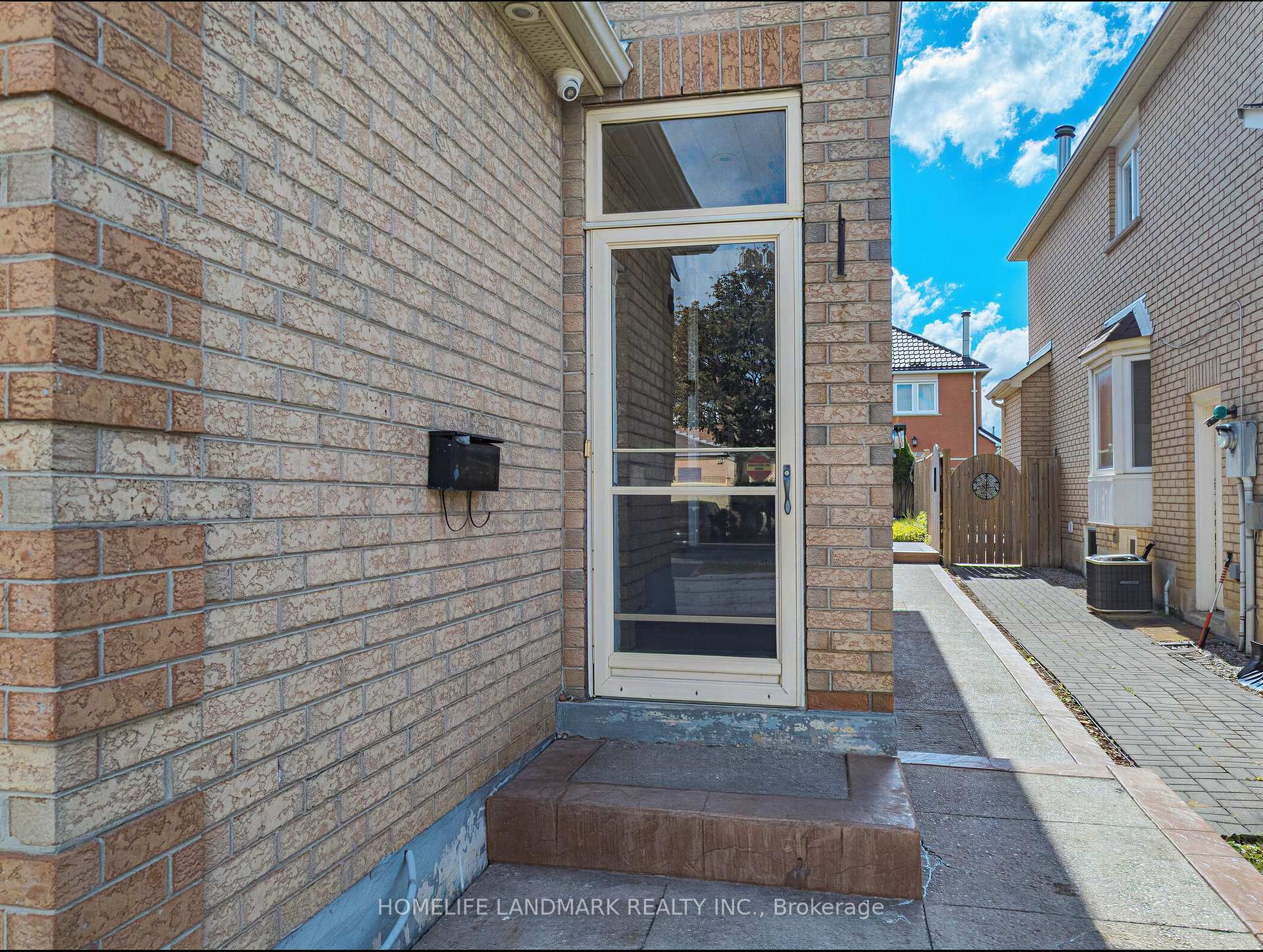 Photo 3 of 106 Clarion Crescent, Markham, Middlefield — HOMEH