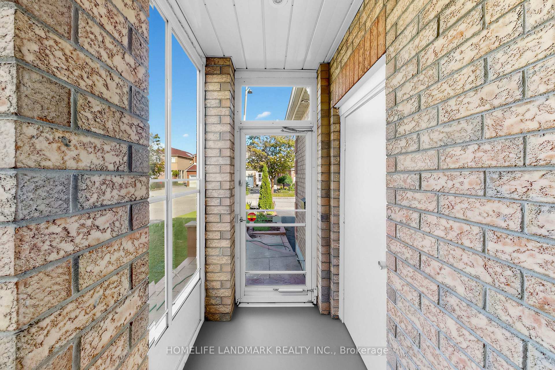 Photo 4 of 106 Clarion Crescent, Markham, Middlefield — HOMEH