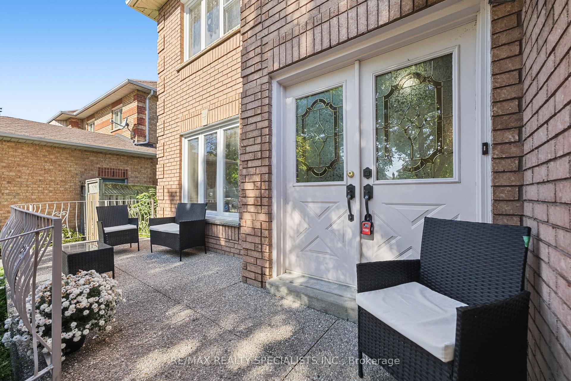 Photo 5 of 1099 Thoresby Drive, Oakville, Clearview — HOMEH