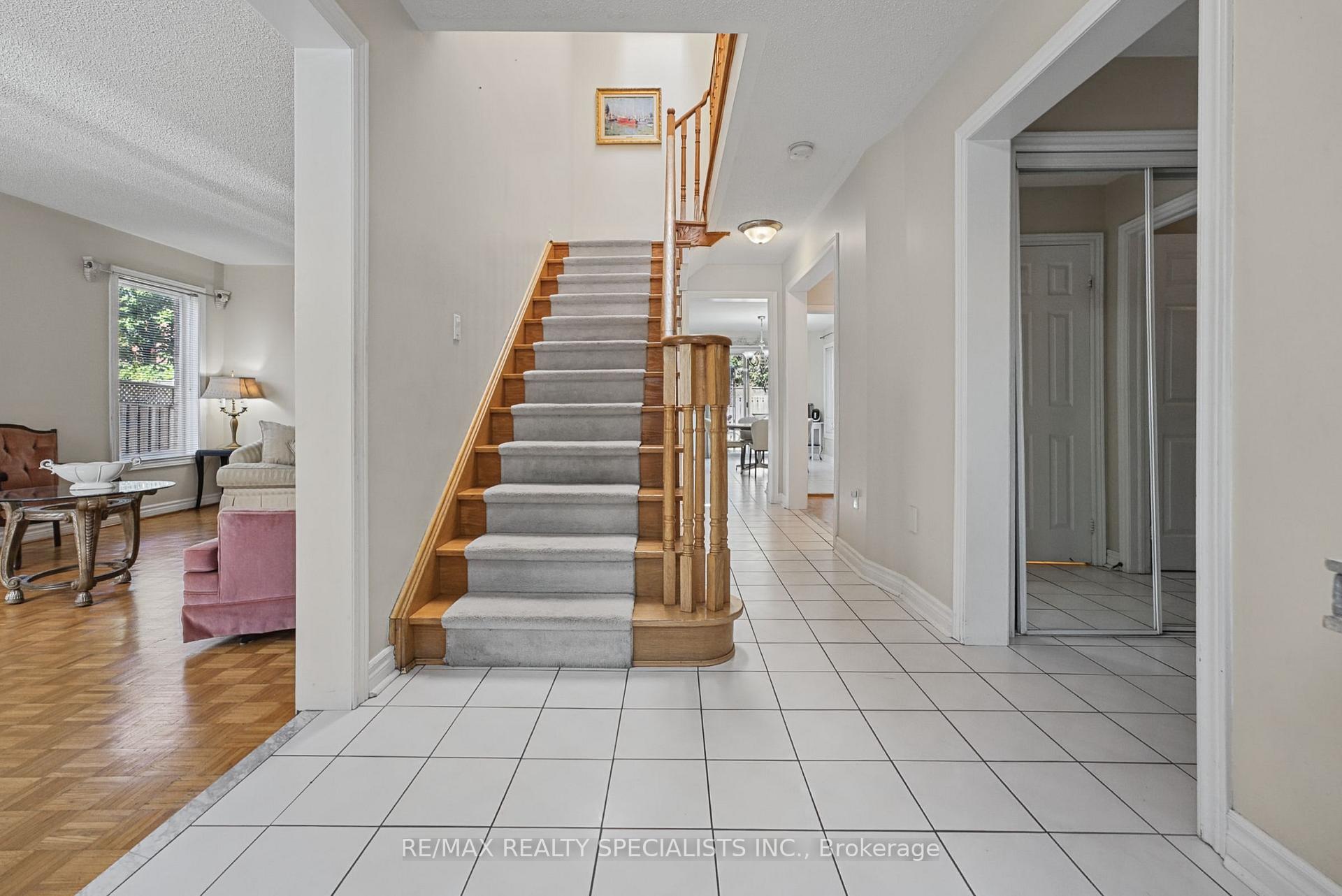 Photo 8 of 1099 Thoresby Drive, Oakville, Clearview — HOMEH