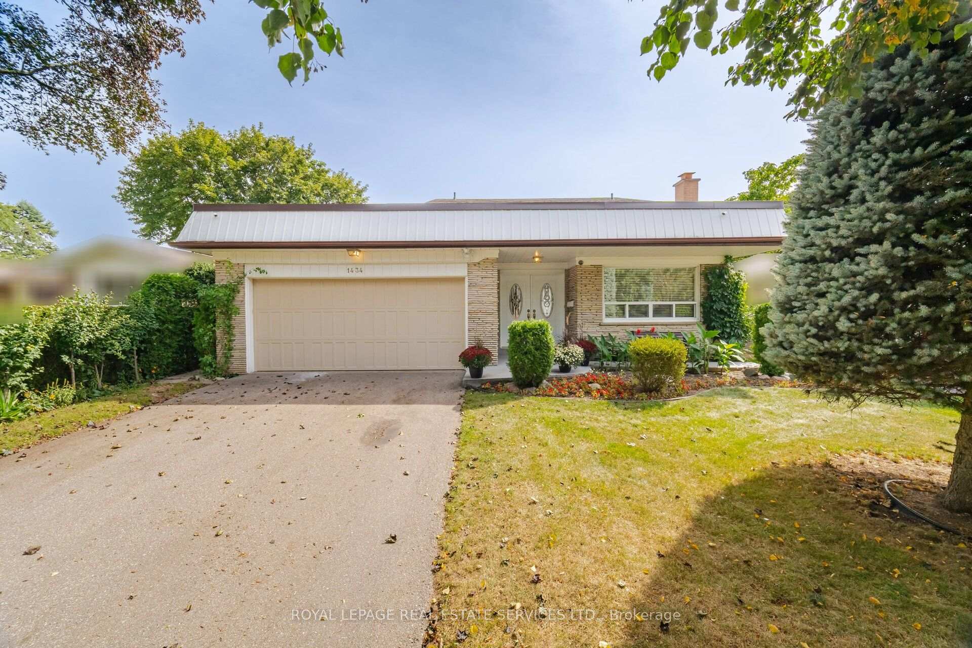 Photo 1 of 1434 Thorndyke Crescent, Mississauga, Applewood — HOMEH