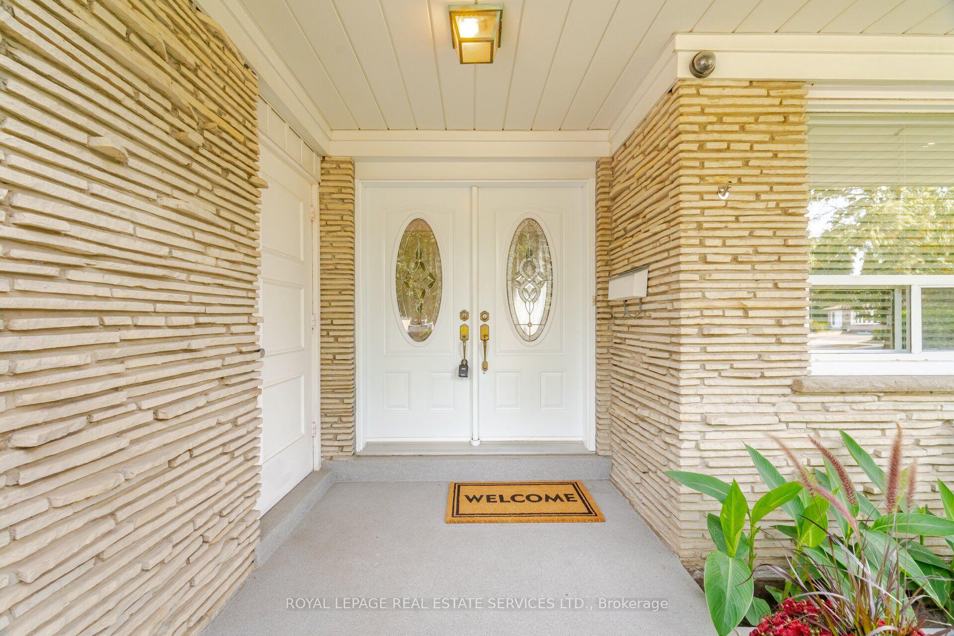 Photo 2 of 1434 Thorndyke Crescent, Mississauga, Applewood — HOMEH