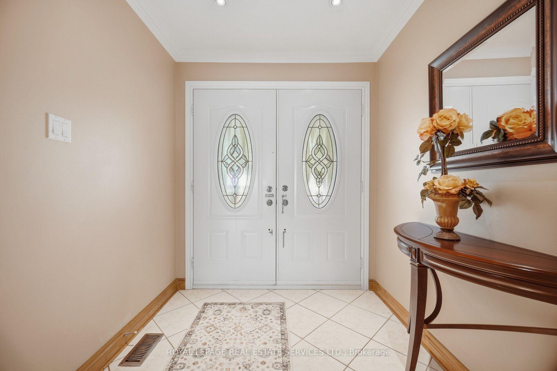 Photo 3 of 1434 Thorndyke Crescent, Mississauga, Applewood — HOMEH