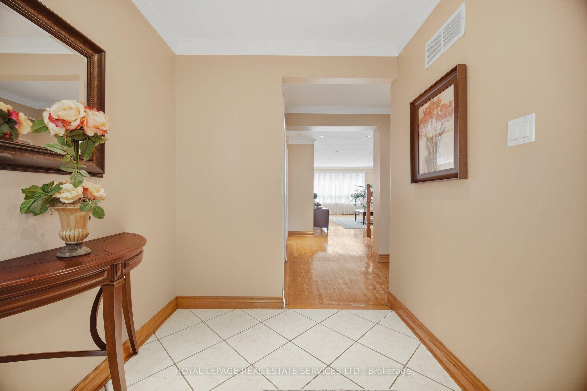 Photo 4 of 1434 Thorndyke Crescent, Mississauga, Applewood — HOMEH