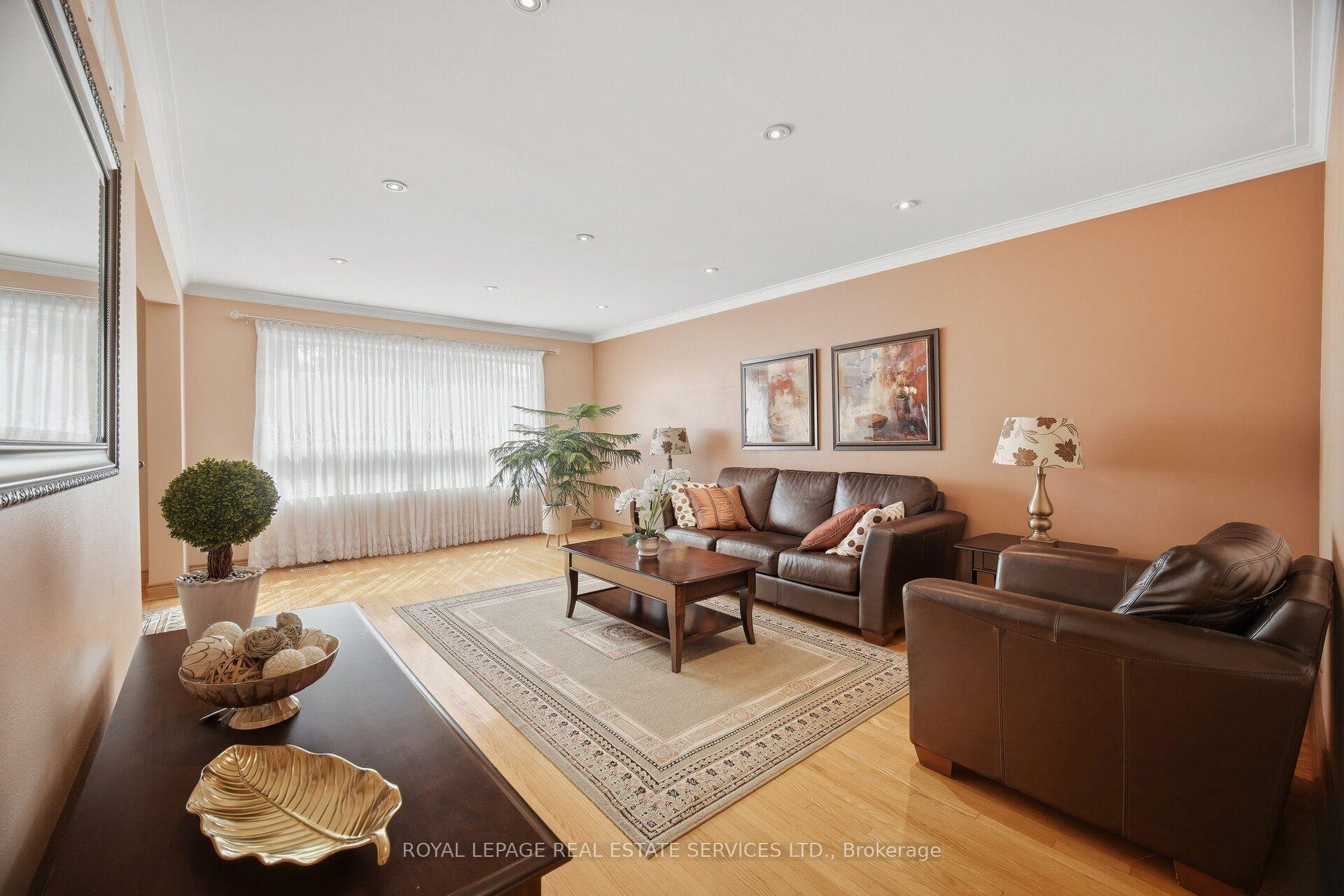 Photo 5 of 1434 Thorndyke Crescent, Mississauga, Applewood — HOMEH