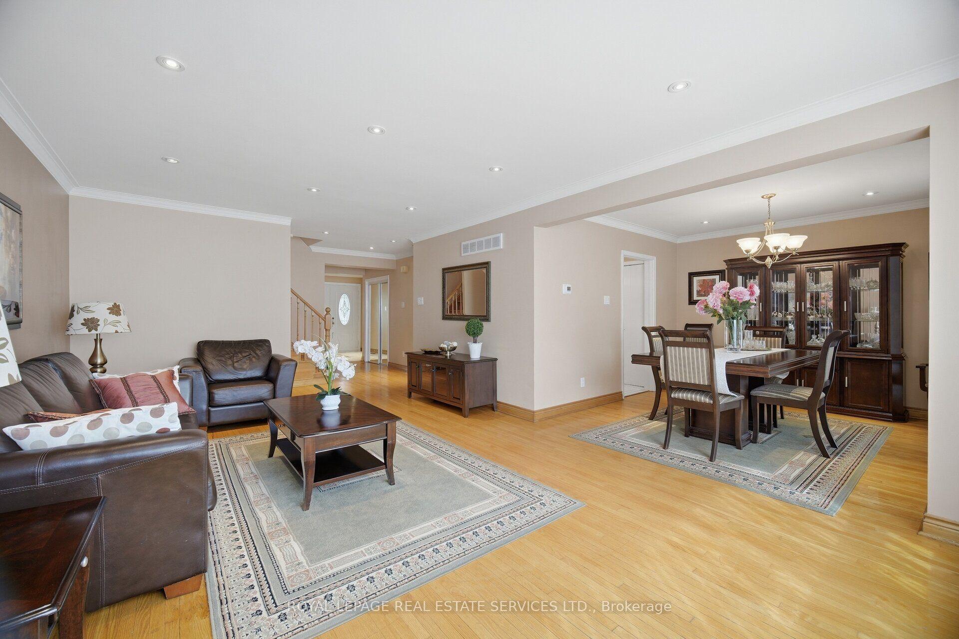 Photo 6 of 1434 Thorndyke Crescent, Mississauga, Applewood — HOMEH