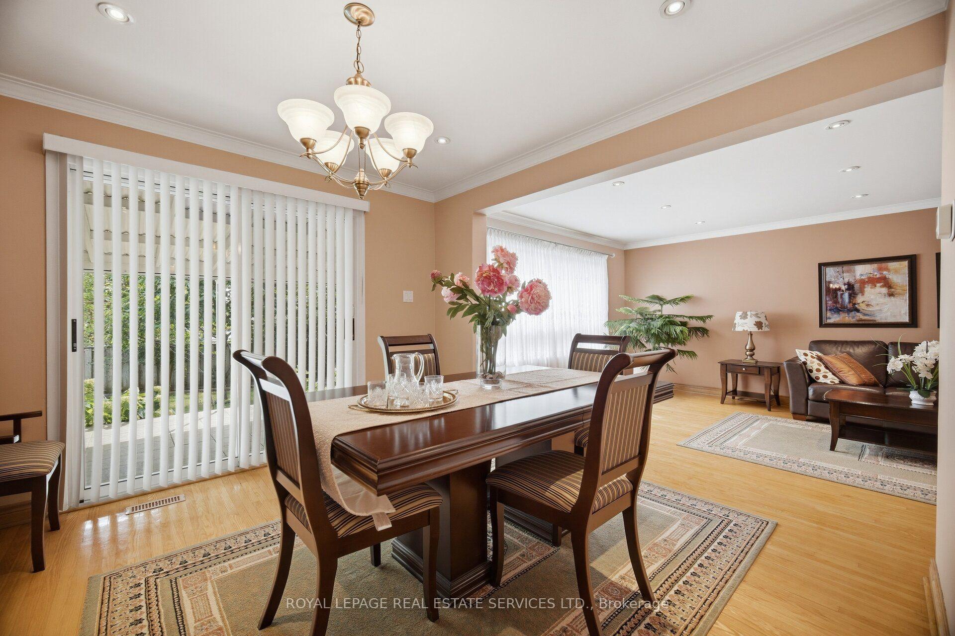 Photo 7 of 1434 Thorndyke Crescent, Mississauga, Applewood — HOMEH