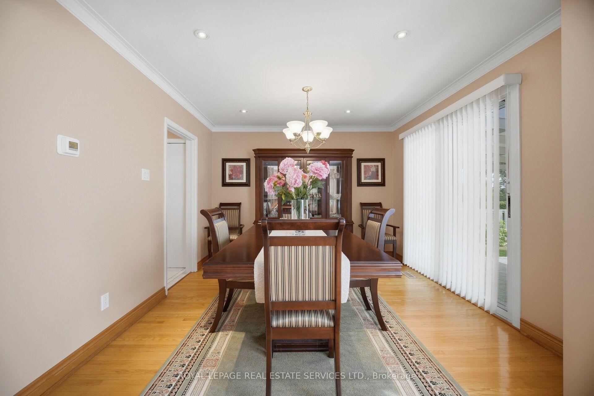 Photo 8 of 1434 Thorndyke Crescent, Mississauga, Applewood — HOMEH