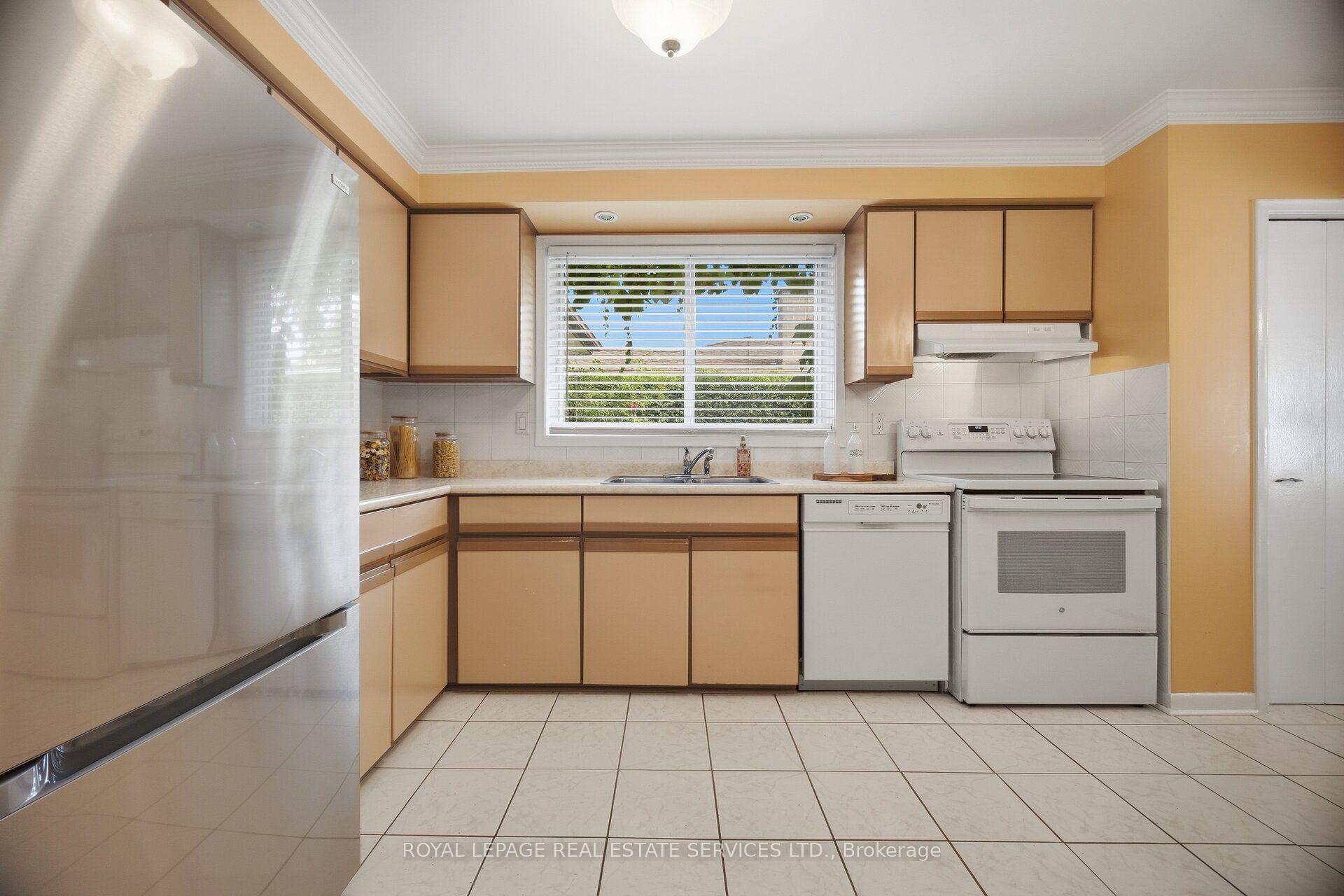Photo 10 of 1434 Thorndyke Crescent, Mississauga, Applewood — HOMEH