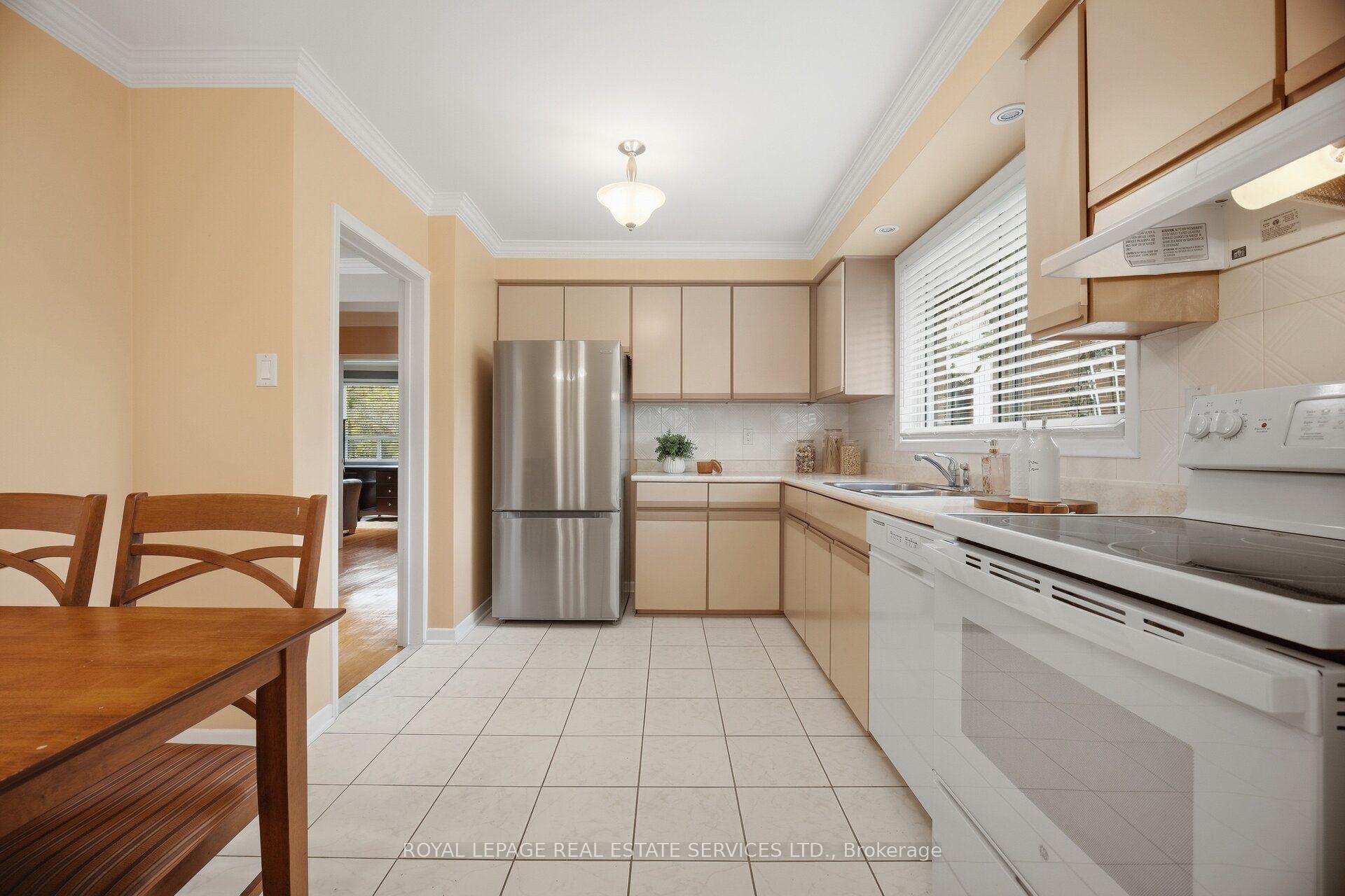 Photo 11 of 1434 Thorndyke Crescent, Mississauga, Applewood — HOMEH
