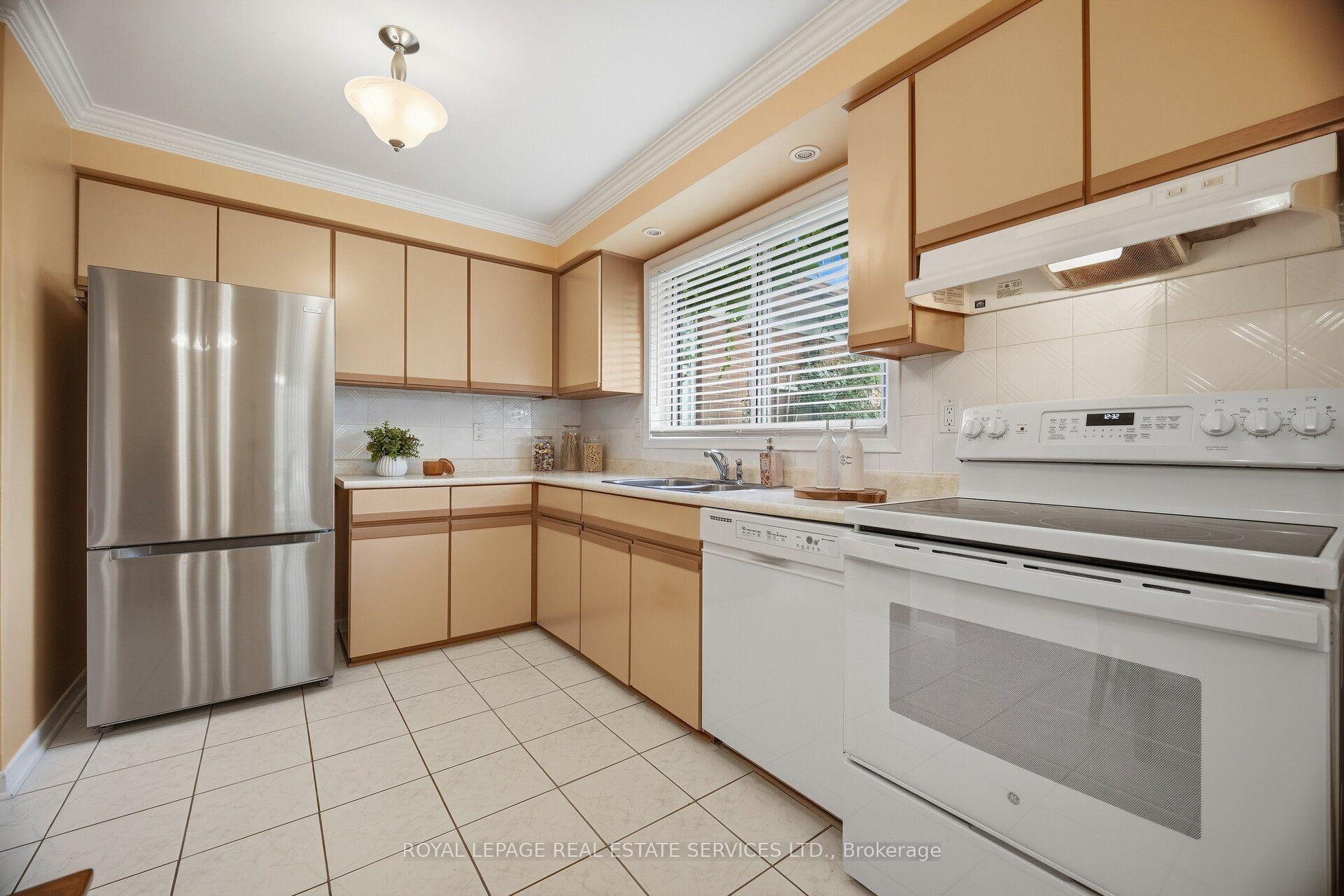 Photo 12 of 1434 Thorndyke Crescent, Mississauga, Applewood — HOMEH