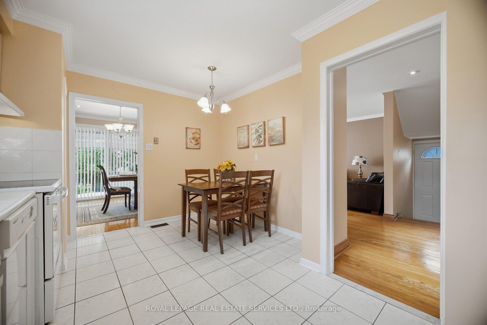 Photo 13 of 1434 Thorndyke Crescent, Mississauga, Applewood — HOMEH