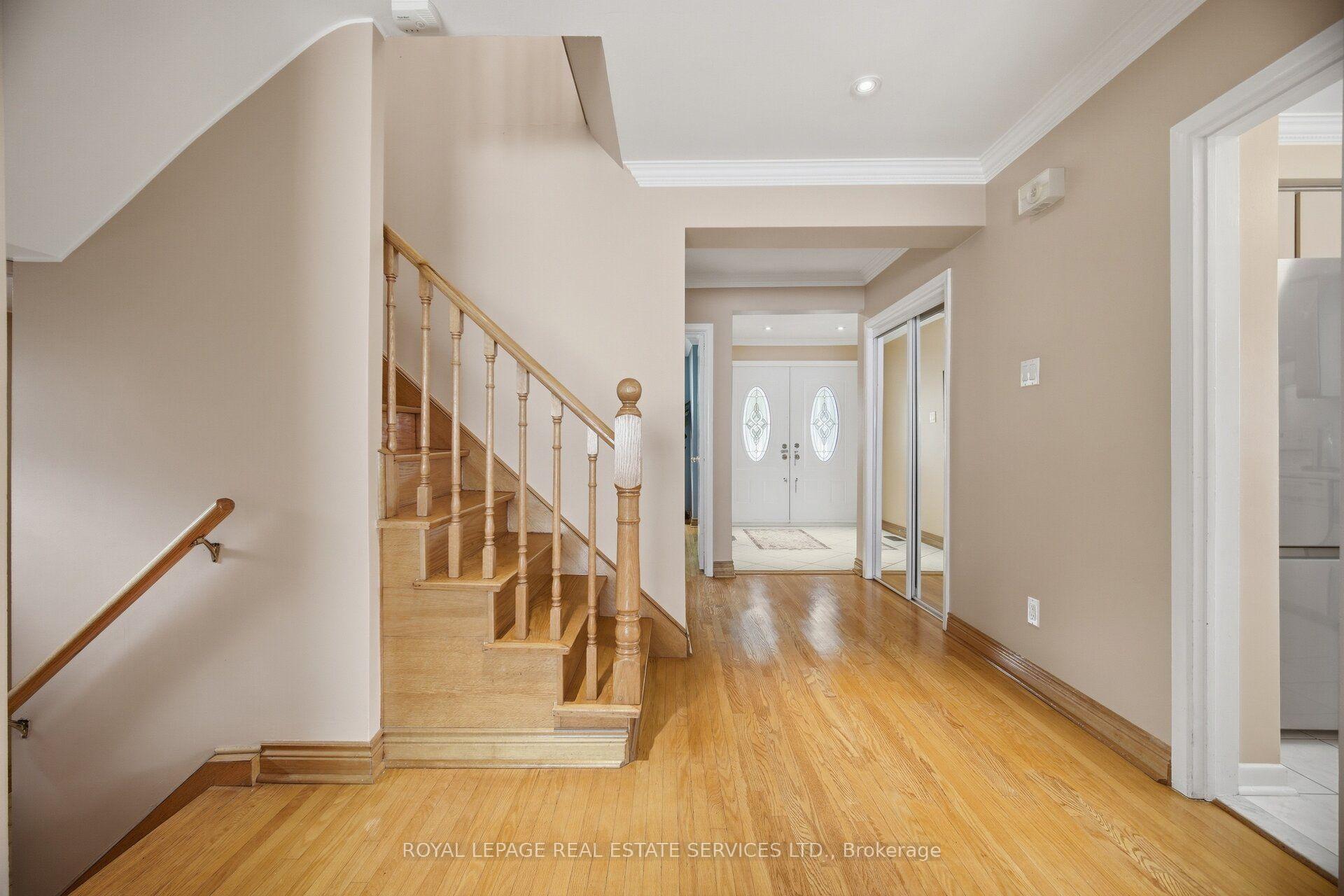 Photo 14 of 1434 Thorndyke Crescent, Mississauga, Applewood — HOMEH