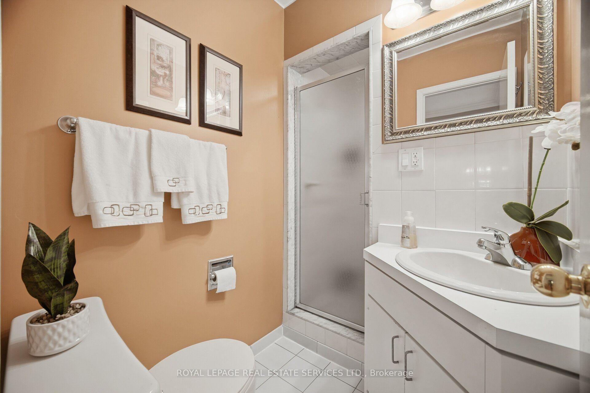 Photo 16 of 1434 Thorndyke Crescent, Mississauga, Applewood — HOMEH