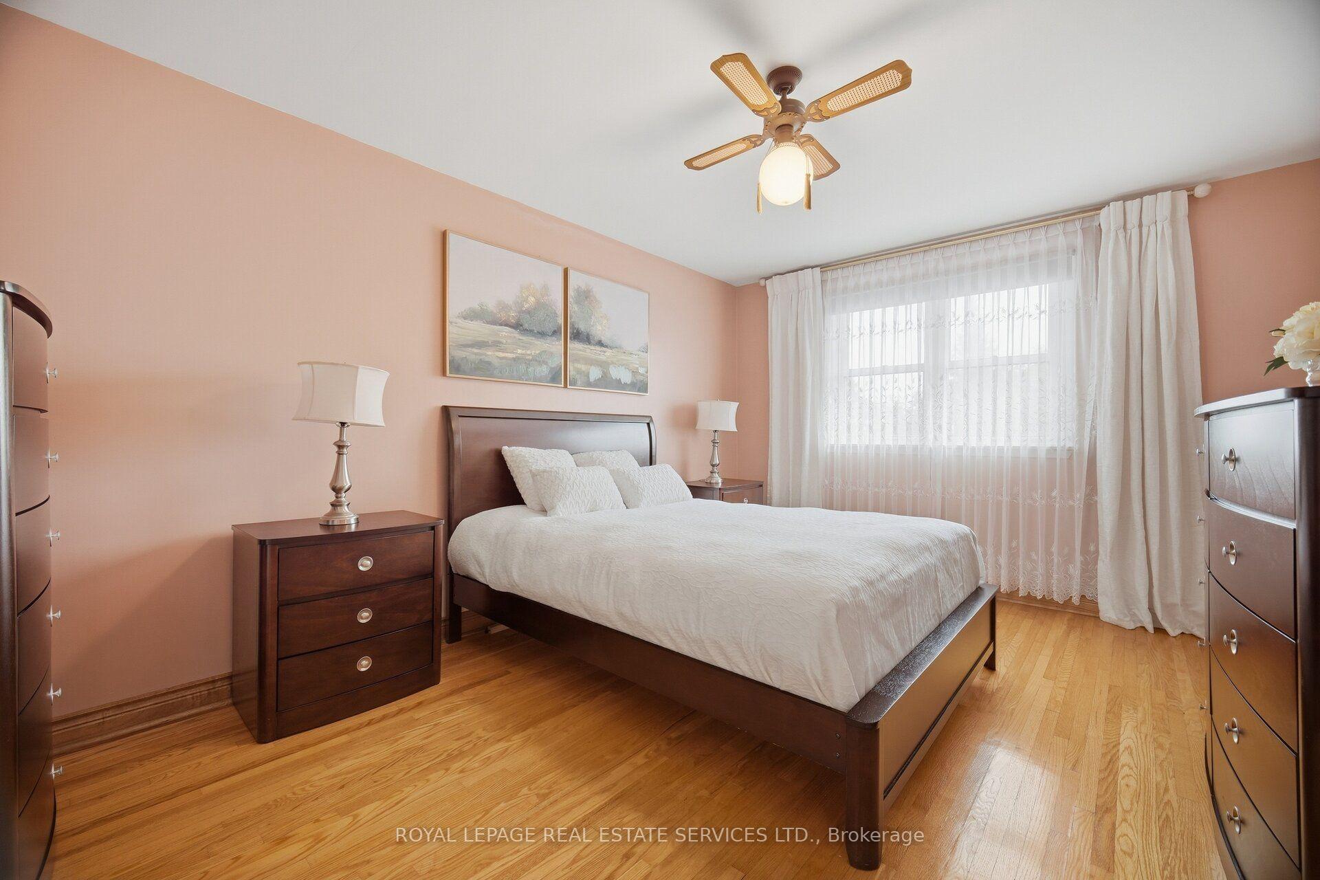 Photo 20 of 1434 Thorndyke Crescent, Mississauga, Applewood — HOMEH