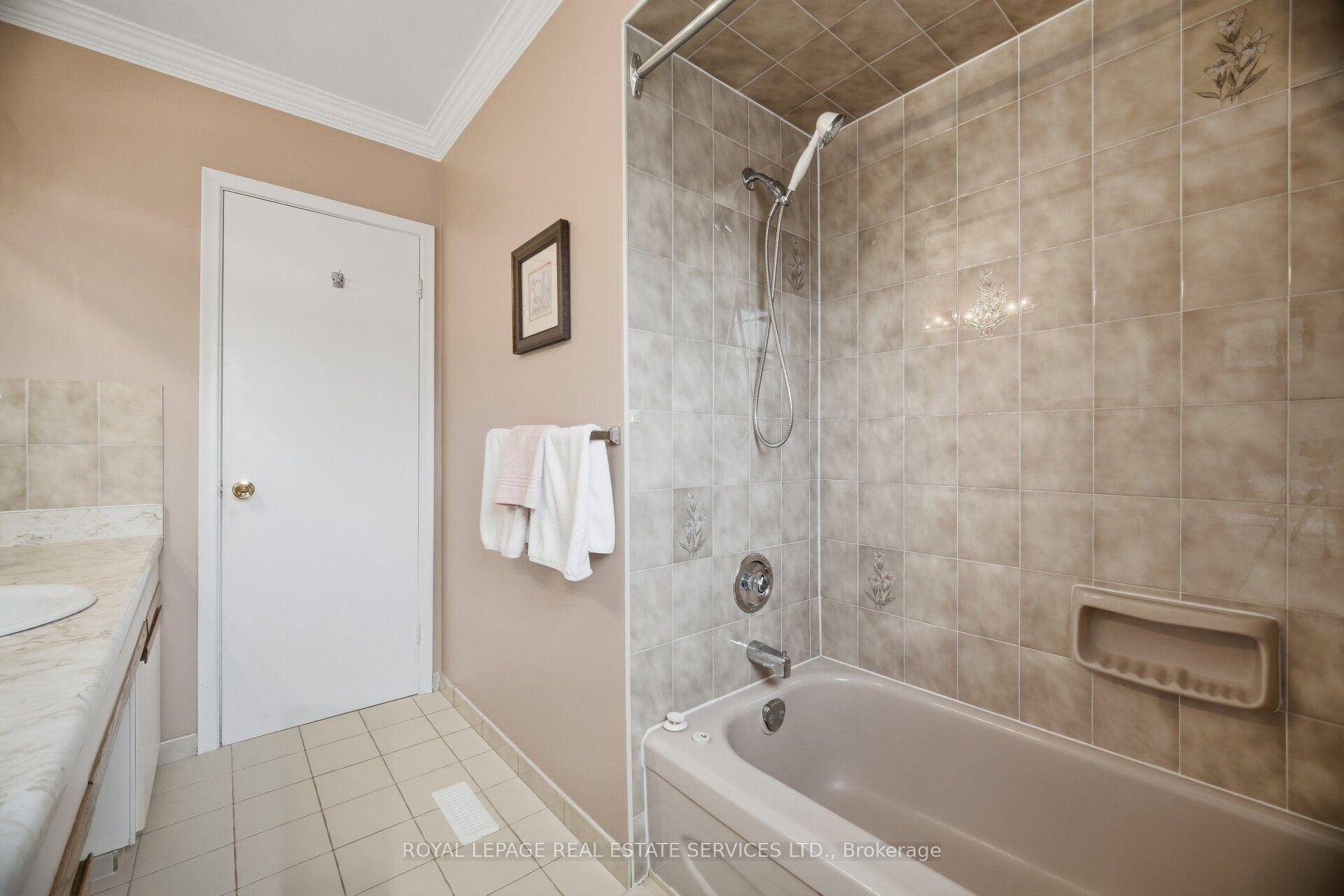 Photo 27 of 1434 Thorndyke Crescent, Mississauga, Applewood — HOMEH