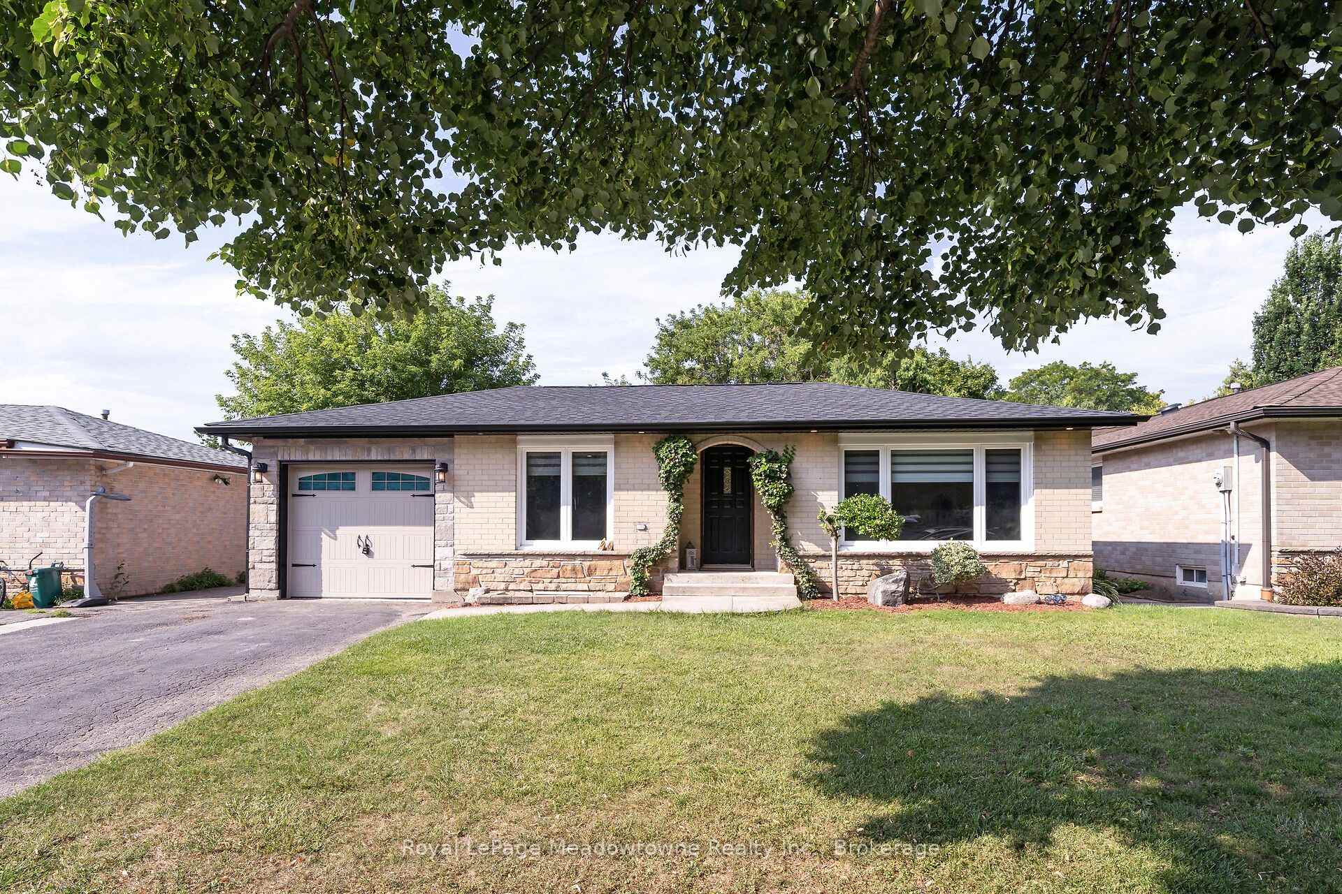 Photo 2 of 96 Macdonald Crescent, Milton, Dorset Park — HOMEH