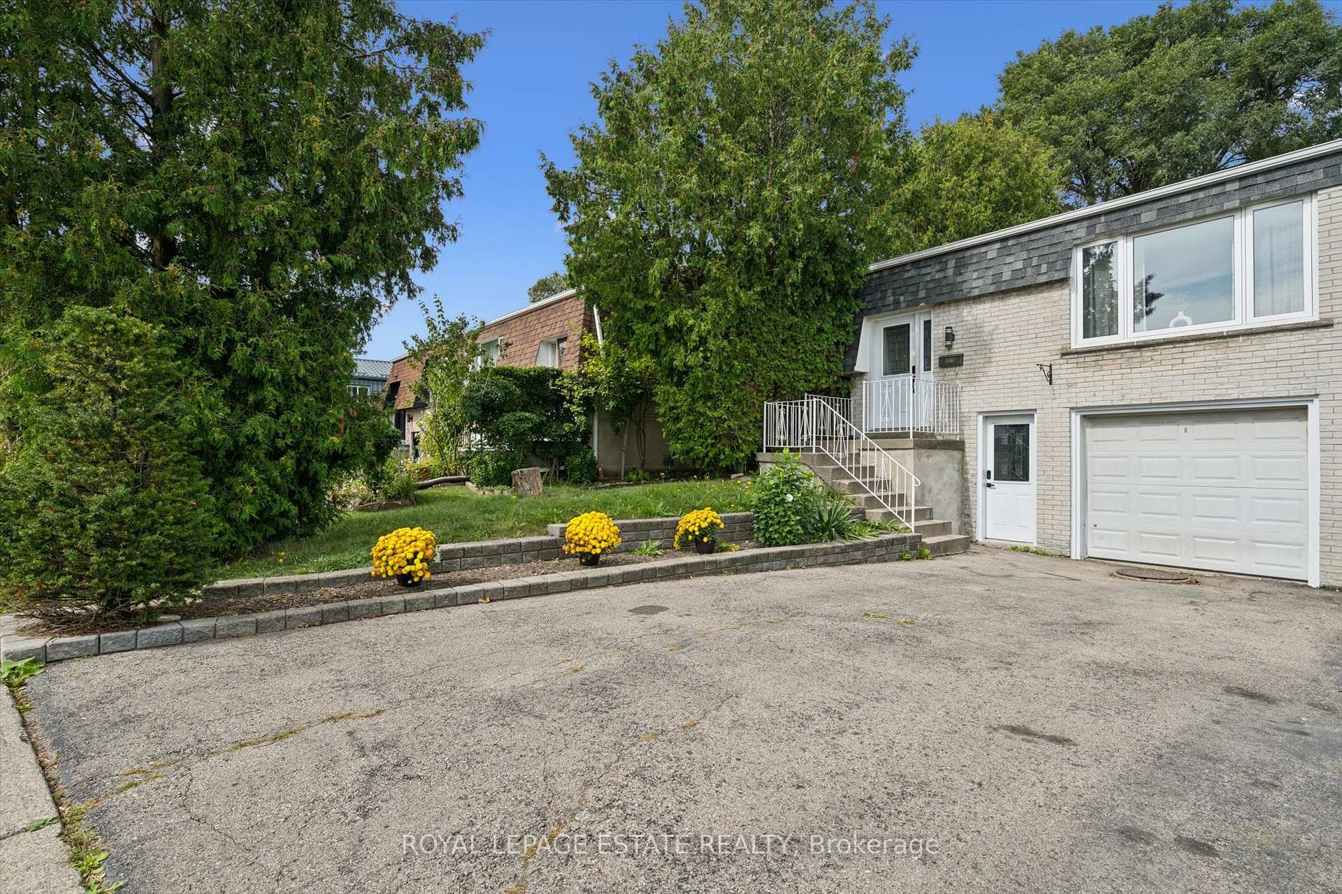 Photo 2 of 3325 Strabane Drive, Mississauga, Erindale — HOMEH