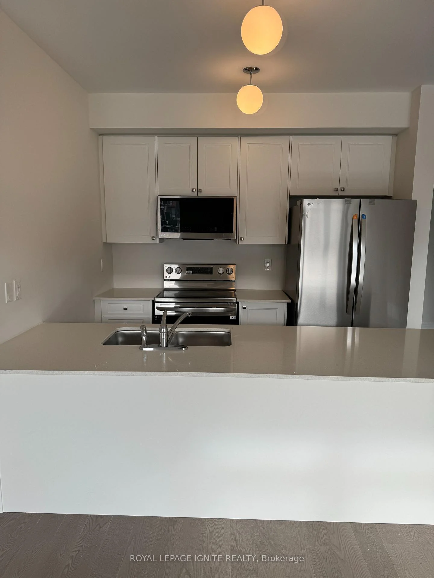 Photo 5 of 446 Salem Road S, Ajax, South East — HOMEH