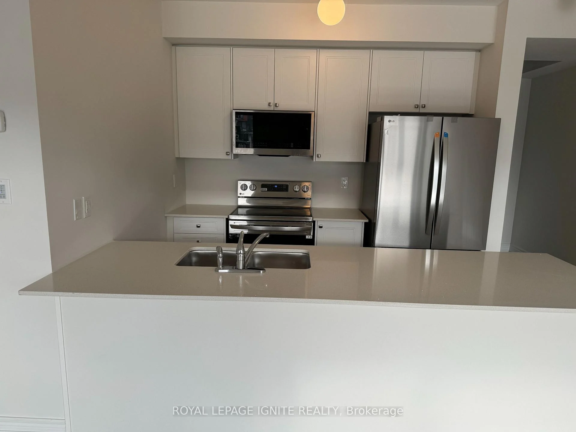 Photo 7 of 446 Salem Road S, Ajax, South East — HOMEH