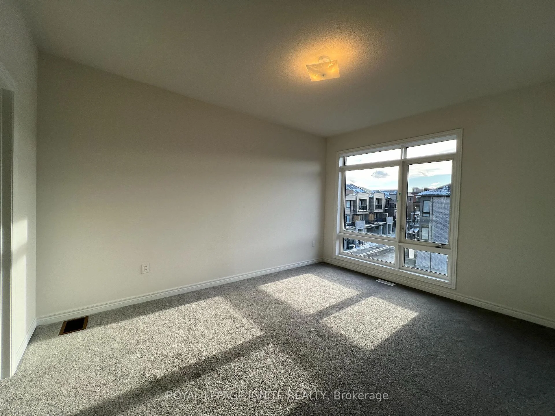 Photo 11 of 446 Salem Road S, Ajax, South East — HOMEH