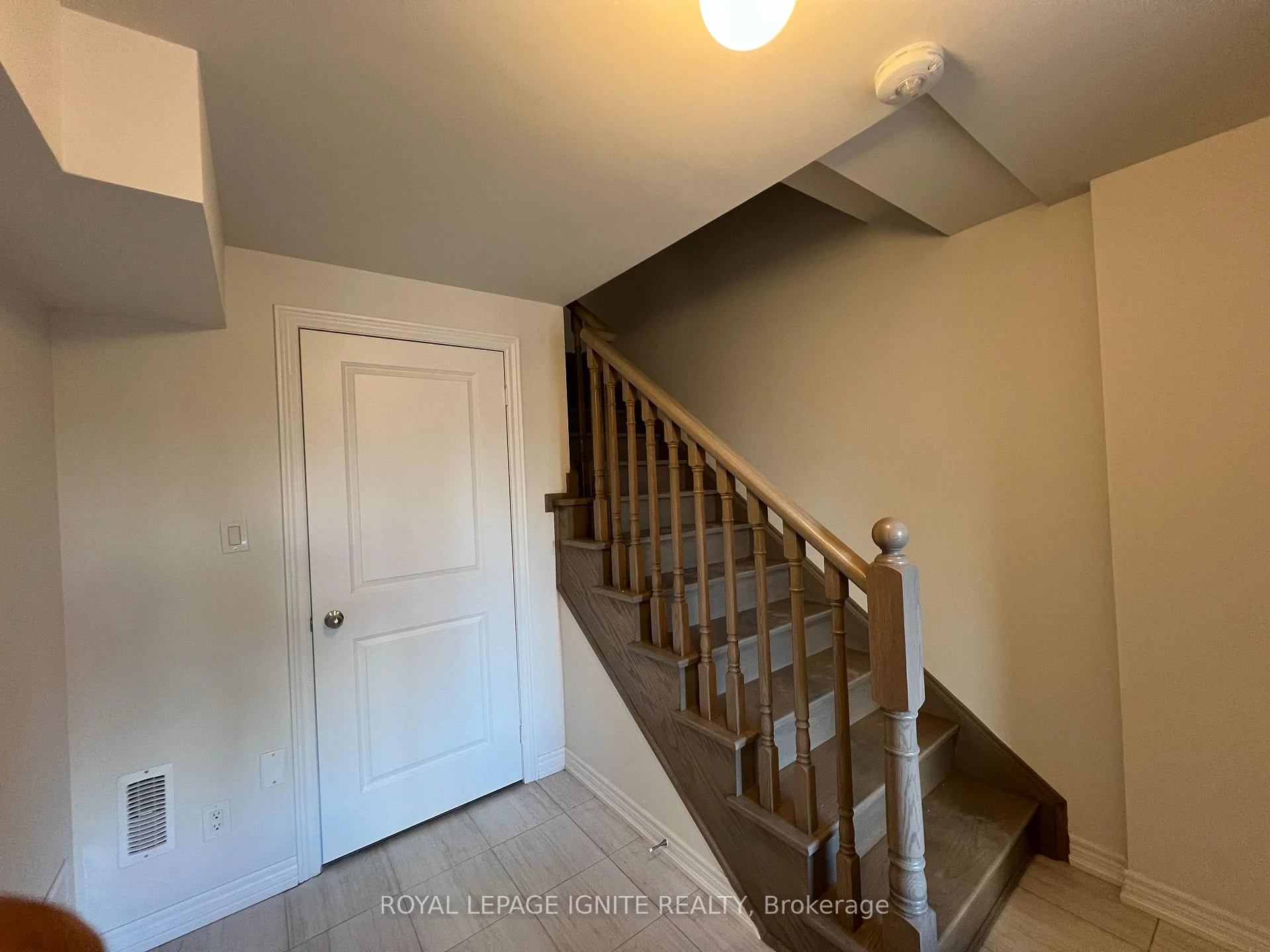 Photo 23 of 446 Salem Road S, Ajax, South East — HOMEH