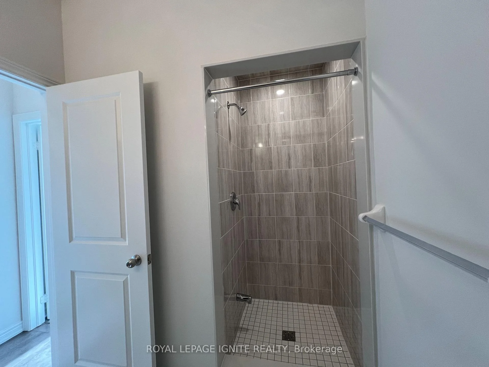 Photo 29 of 446 Salem Road S, Ajax, South East — HOMEH